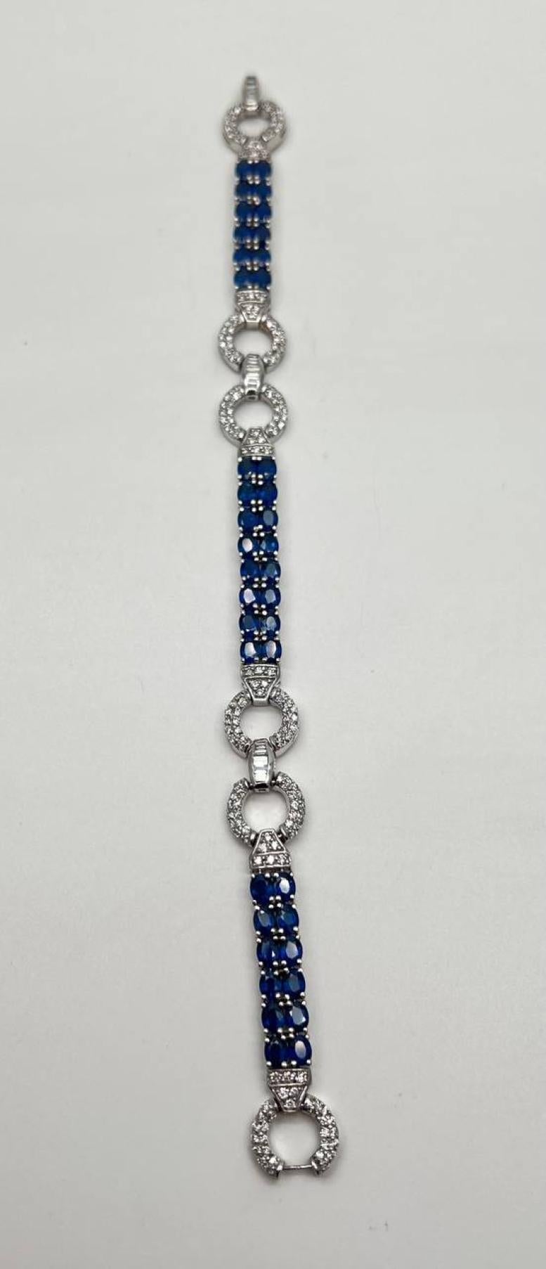 Bracelet unique en or blanc 14 carats avec saphir bleu ligne tennis et diamants pavés en vente 1