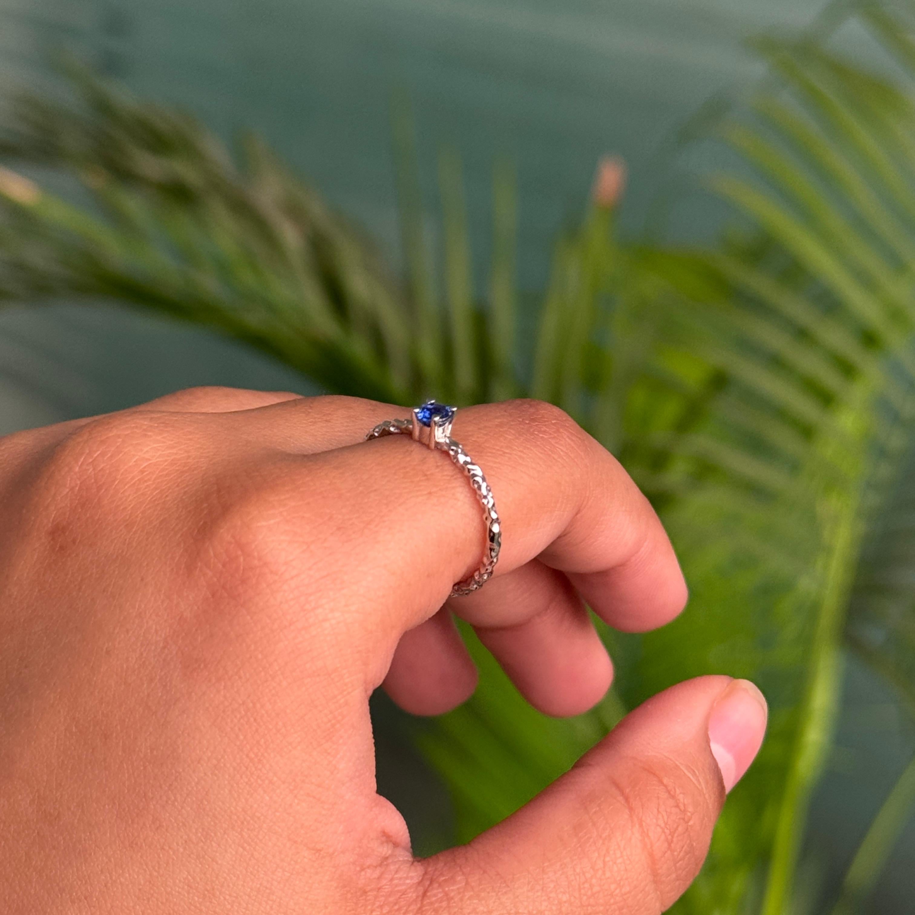 En vente :  Bague solitaire texturée en saphir bleu en or blanc 14K Dainty Fine Jewelry 10