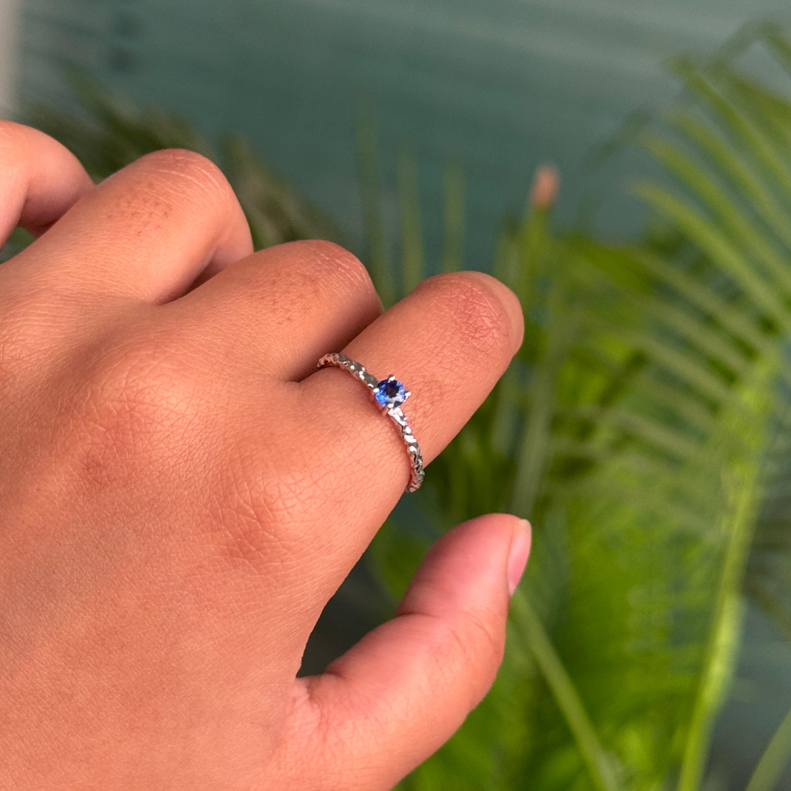 En vente :  Bague solitaire texturée en saphir bleu en or blanc 14K Dainty Fine Jewelry 11