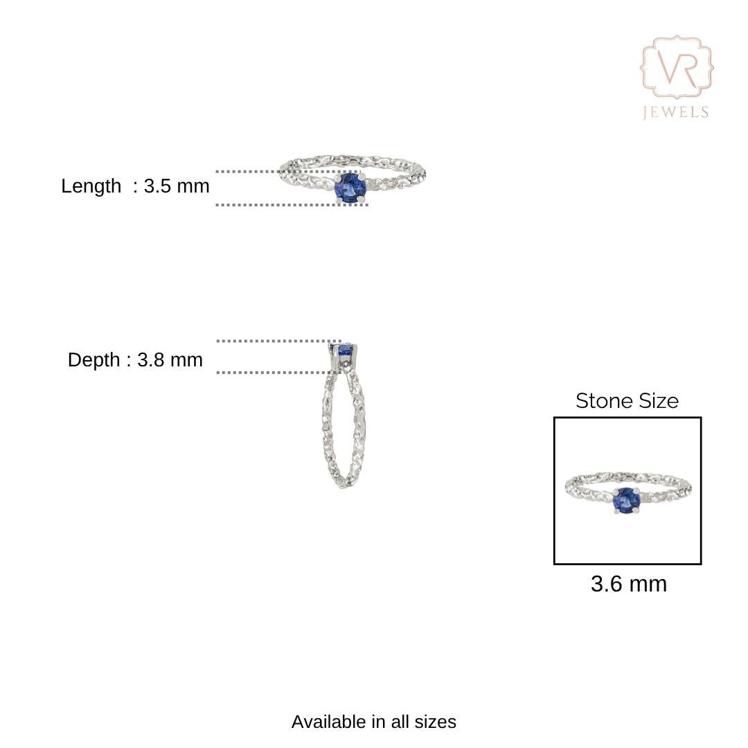 En vente :  Bague solitaire texturée en saphir bleu en or blanc 14K Dainty Fine Jewelry 12