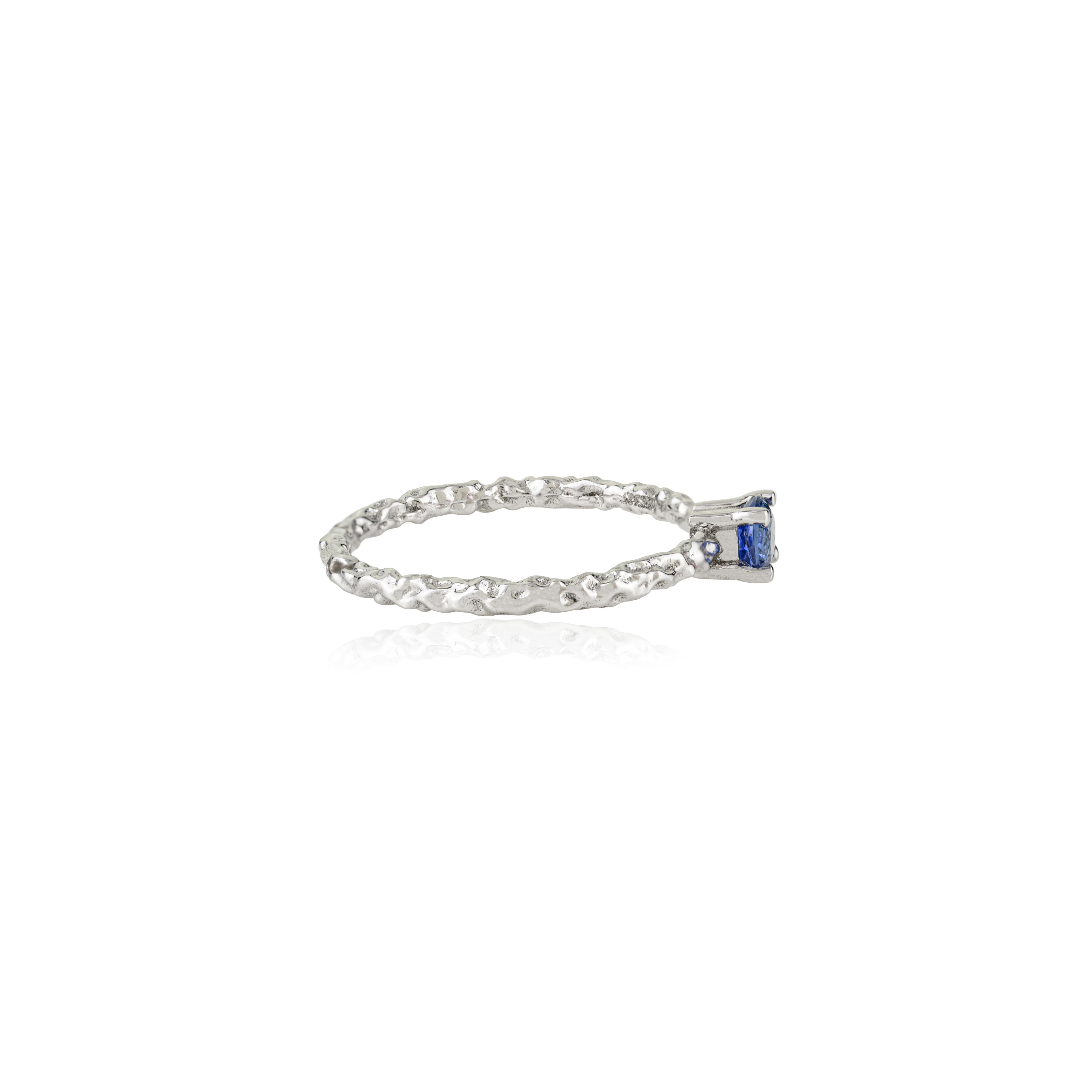 En vente :  Bague solitaire texturée en saphir bleu en or blanc 14K Dainty Fine Jewelry 3