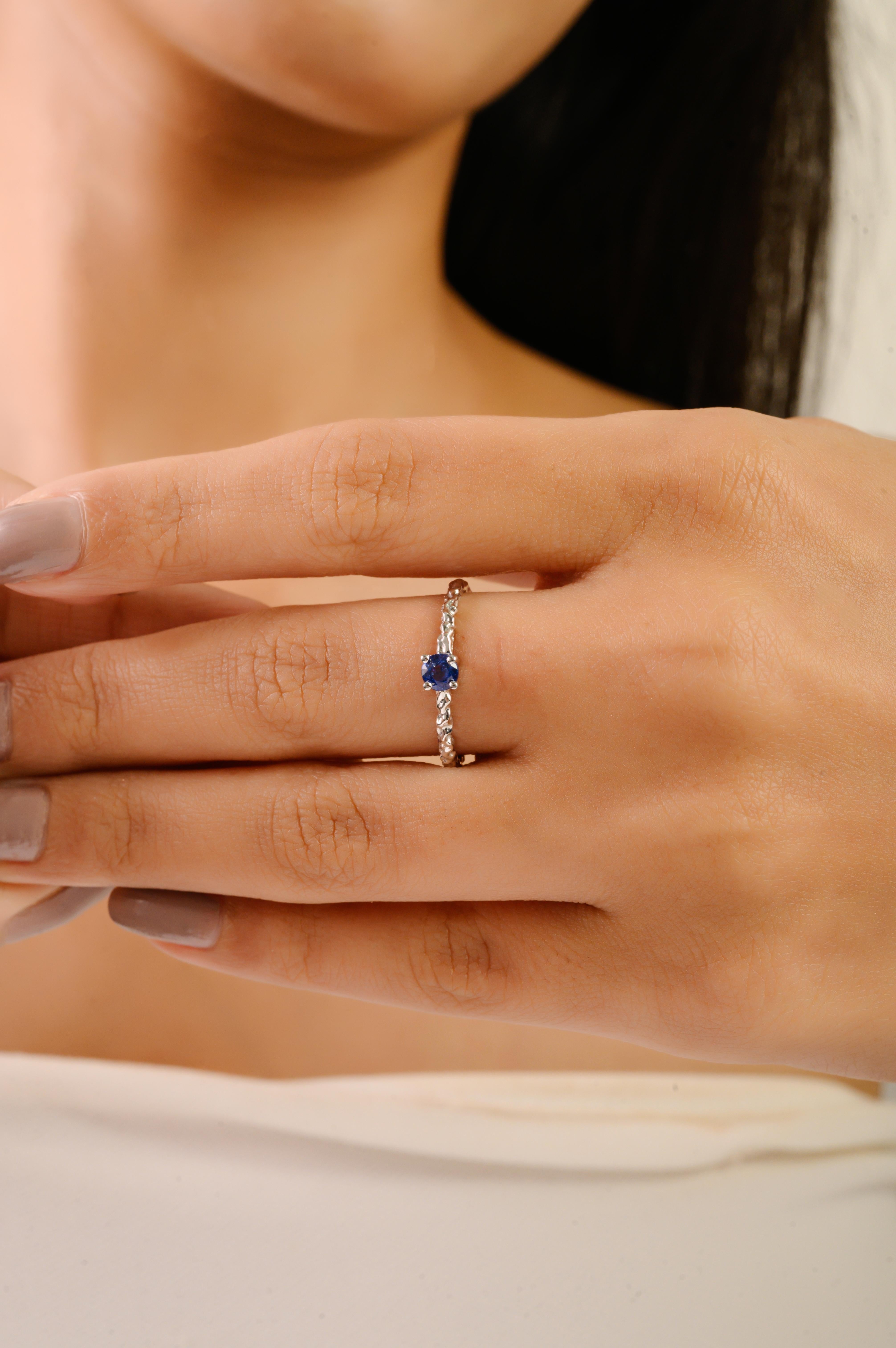 En vente :  Bague solitaire texturée en saphir bleu en or blanc 14K Dainty Fine Jewelry 4