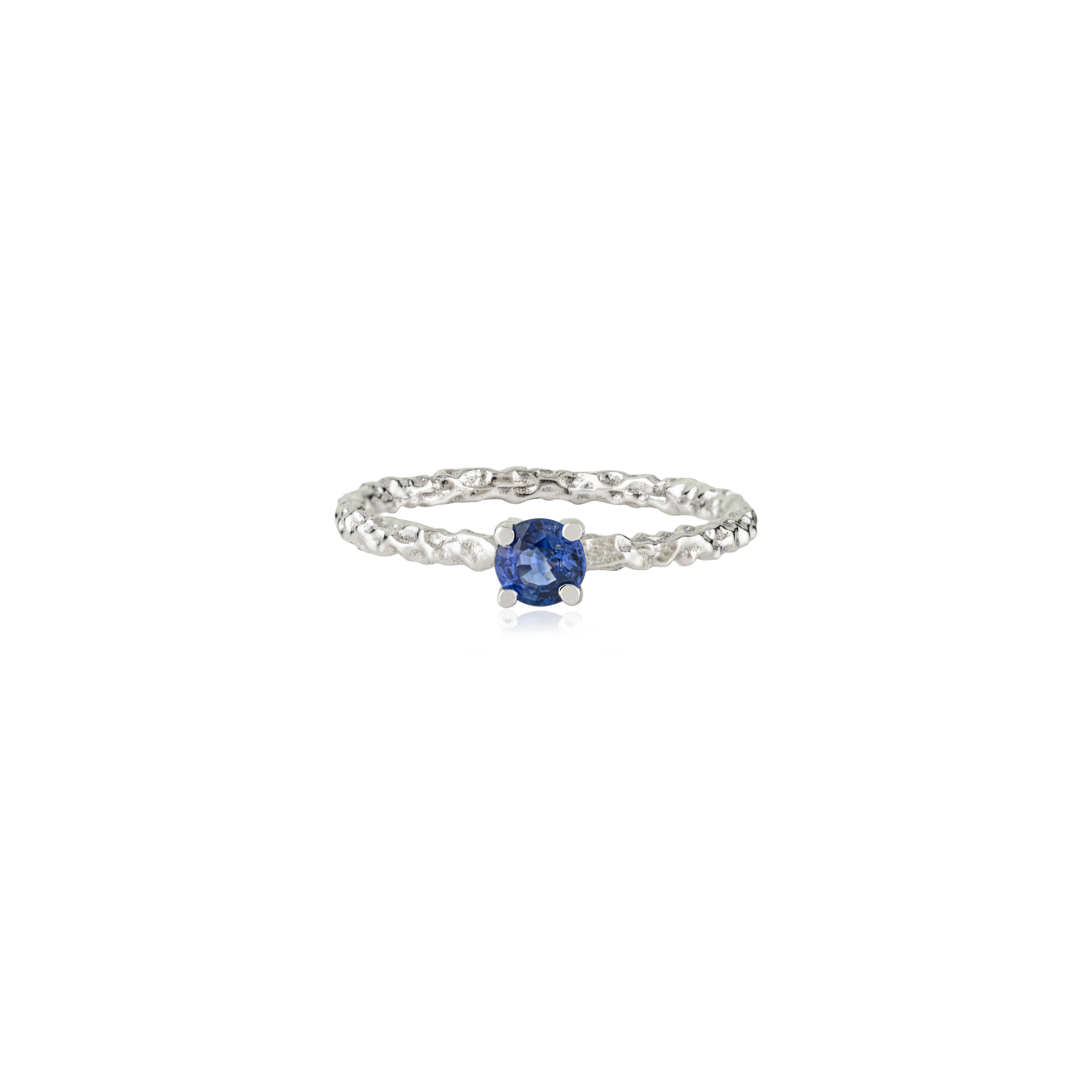 En vente :  Bague solitaire texturée en saphir bleu en or blanc 14K Dainty Fine Jewelry 5