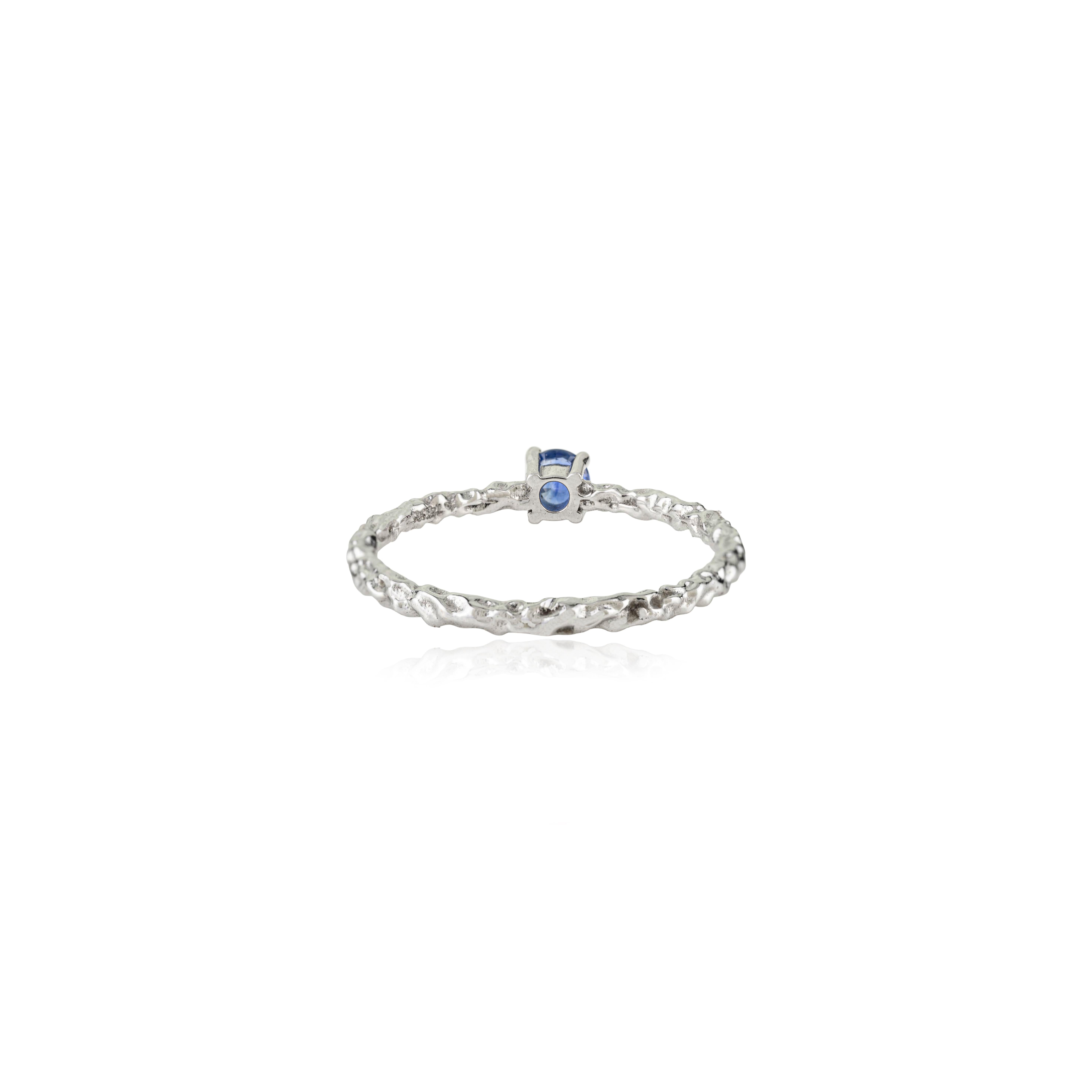 En vente :  Bague solitaire texturée en saphir bleu en or blanc 14K Dainty Fine Jewelry 9