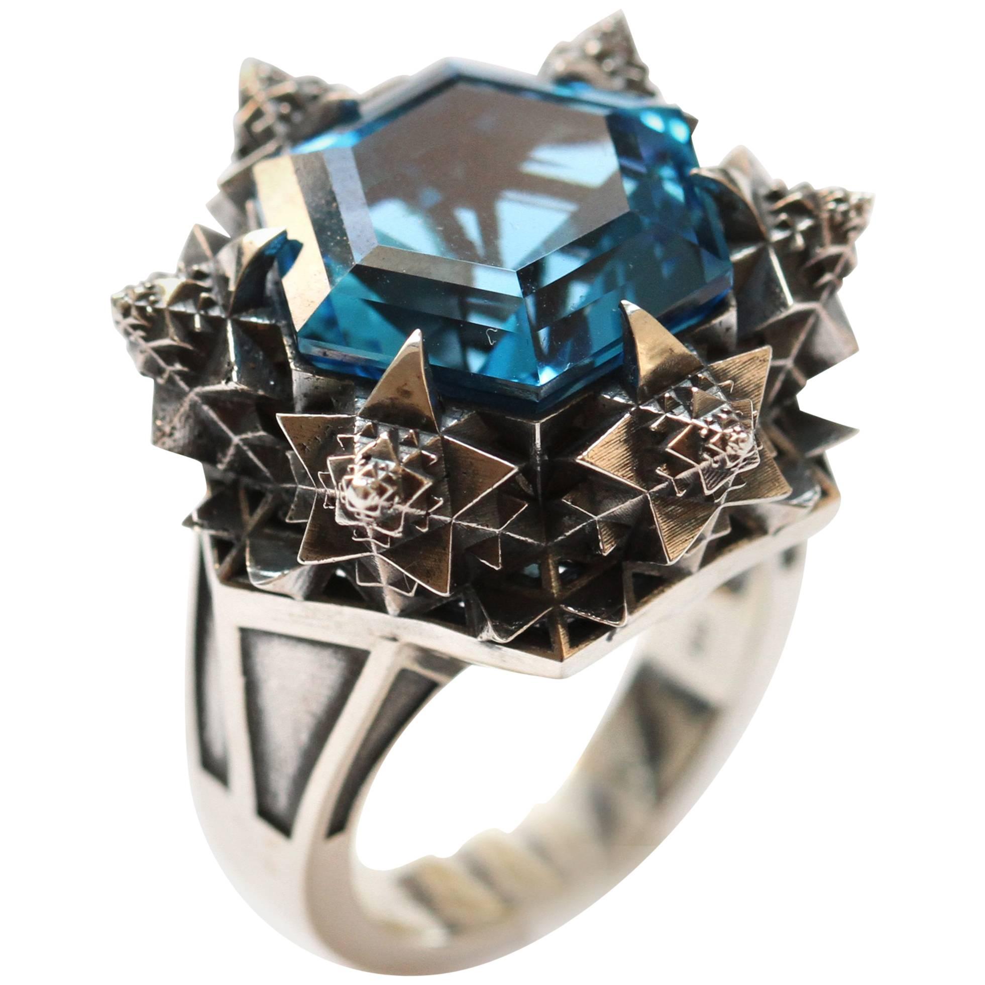 Bague Thoscene en argent et saphir bleu en vente