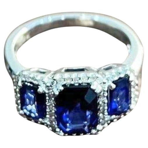Statement-Ring aus 14 Karat Weißgold mit blauem Saphir und drei seitlichen Steinen und Diamant-Halo im Angebot