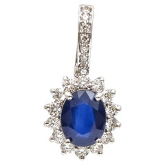 Collana con ciondolo in oro bianco 18 carati con zaffiro blu da 0,98 carati e diamanti senza tempo