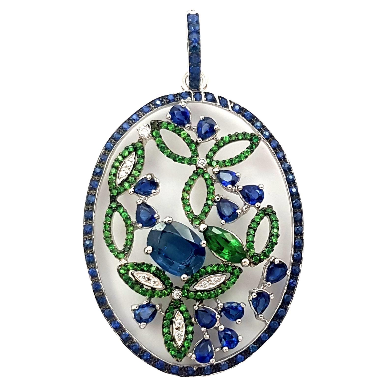 Pendentif en or blanc 18 carats serti de saphir bleu, tsavorite et diamants en vente