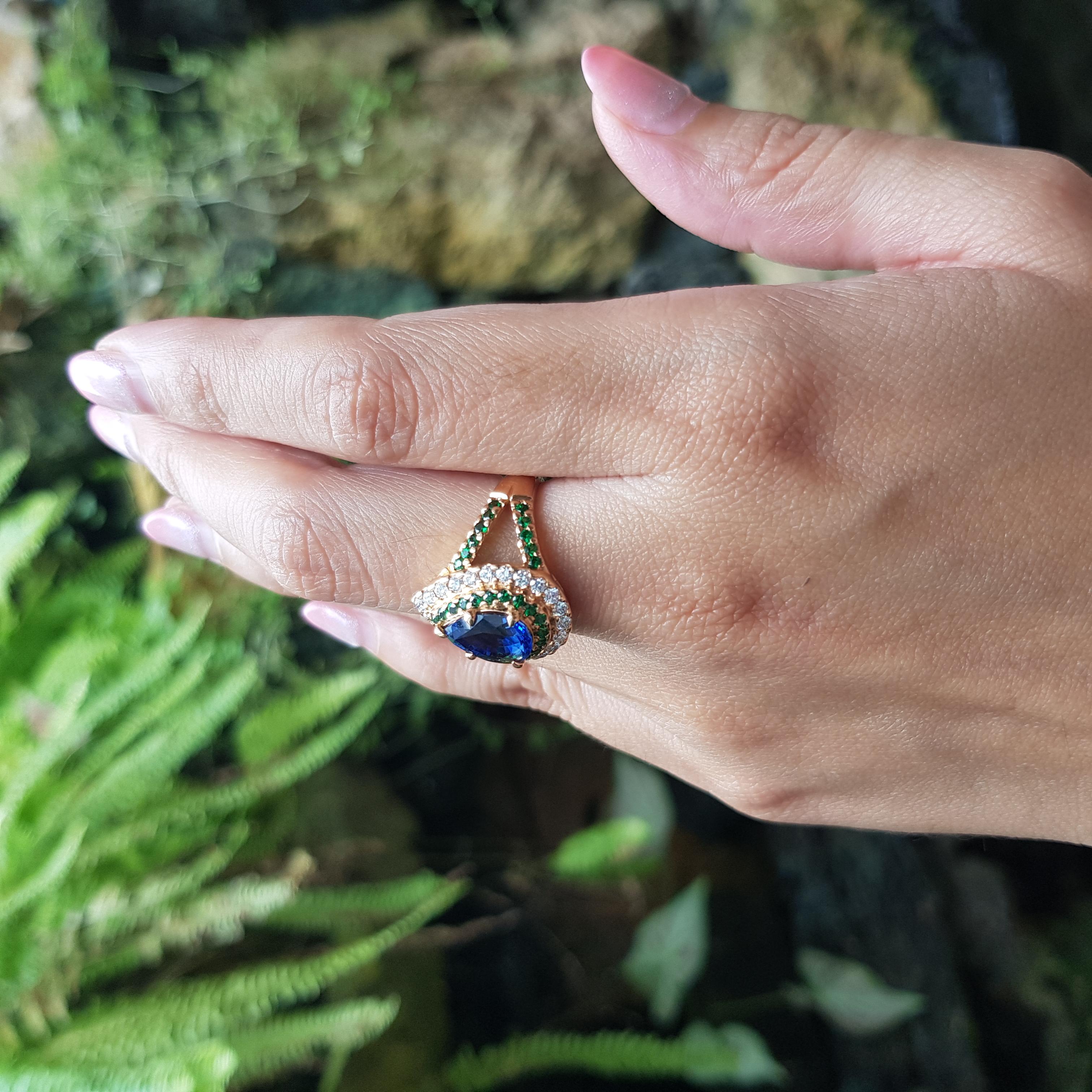 Contemporaneo Anello con zaffiro blu, tsavorite e diamante incastonati in oro rosa 18 carati in vendita