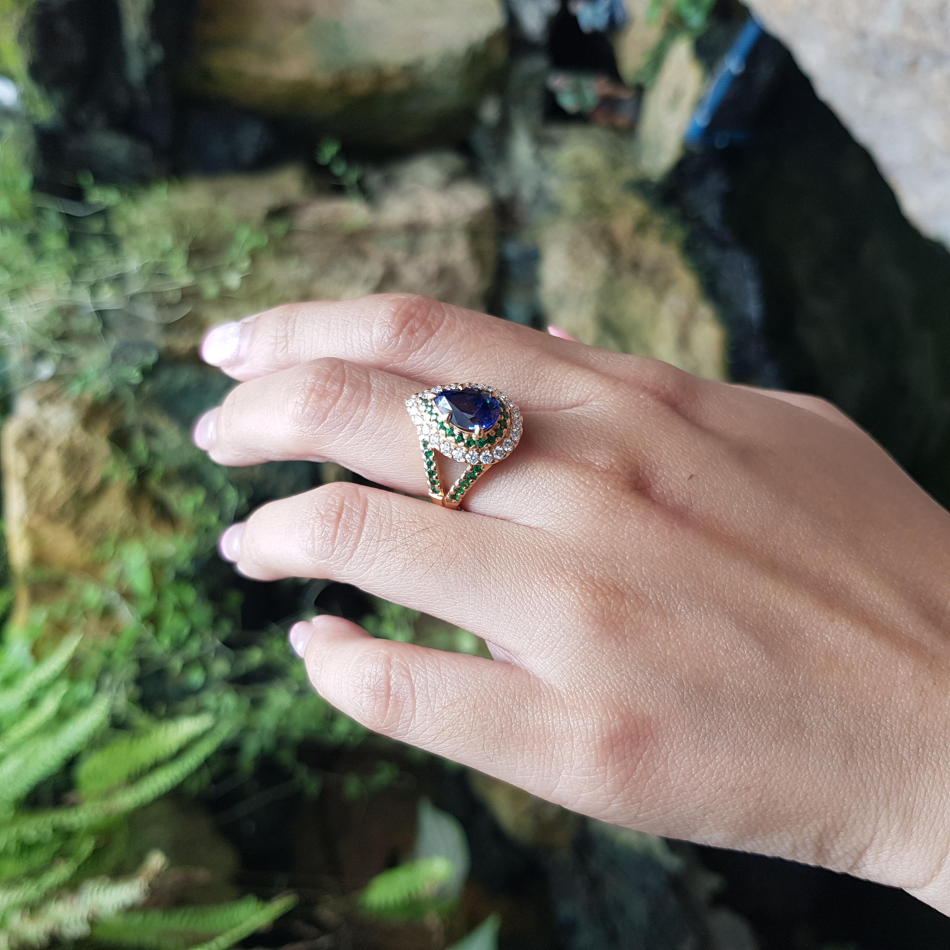 Taglio a goccia Anello con zaffiro blu, tsavorite e diamante incastonati in oro rosa 18 carati in vendita