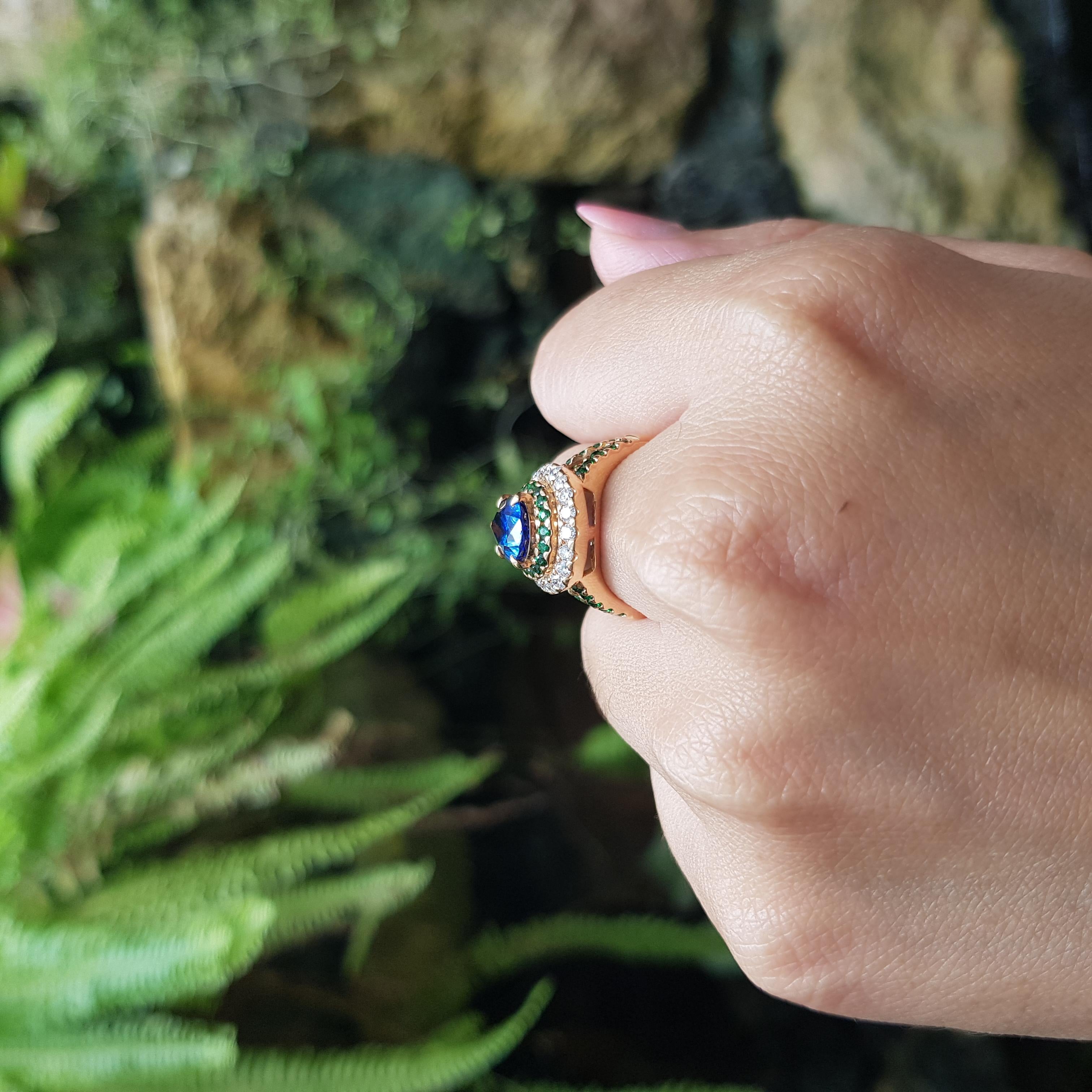 Anello con zaffiro blu, tsavorite e diamante incastonati in oro rosa 18 carati In condizioni Nuovo in vendita a Bangkok, TH