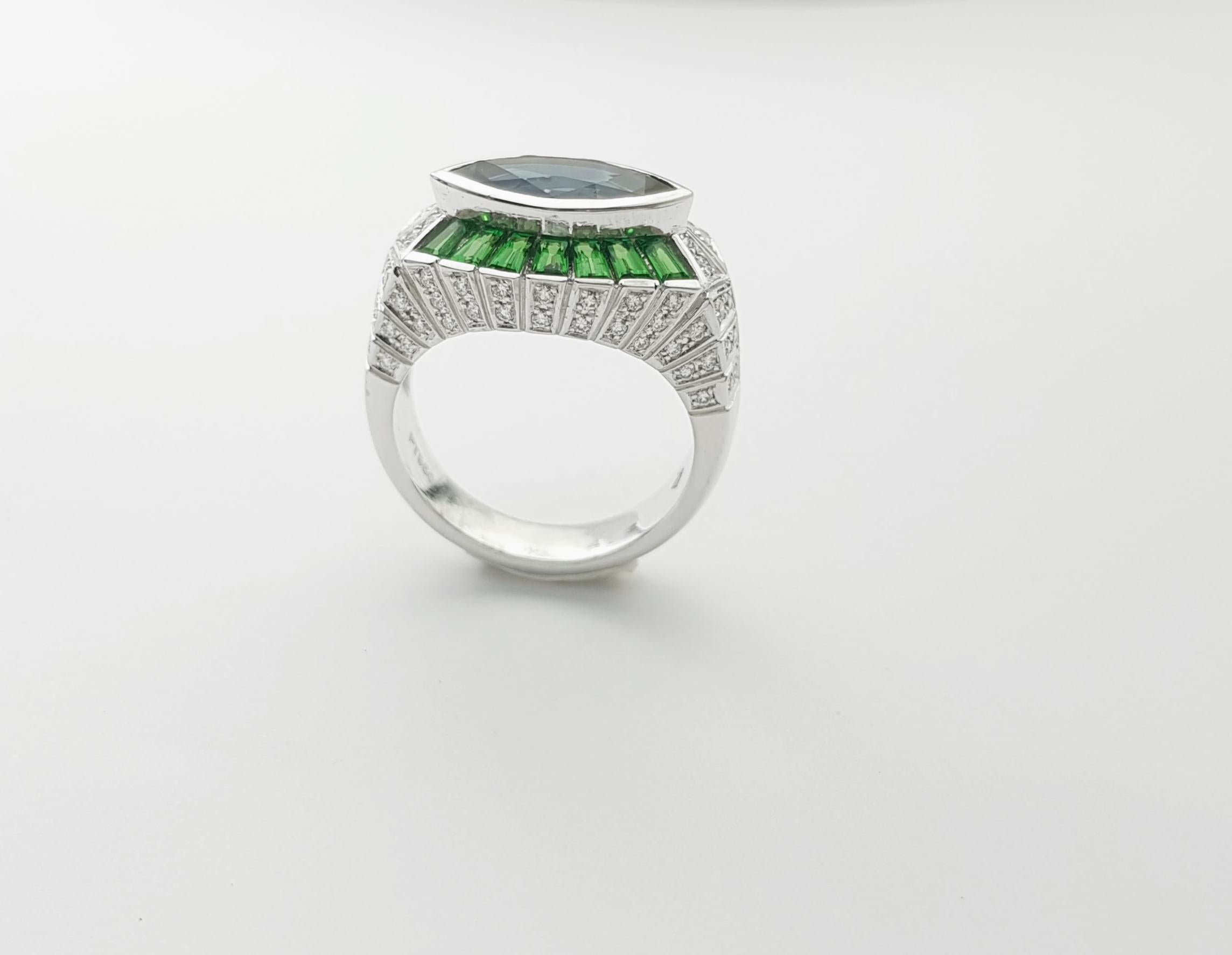 Anello con zaffiro blu, tsavorite e diamante con montatura in platino 950 in vendita 5