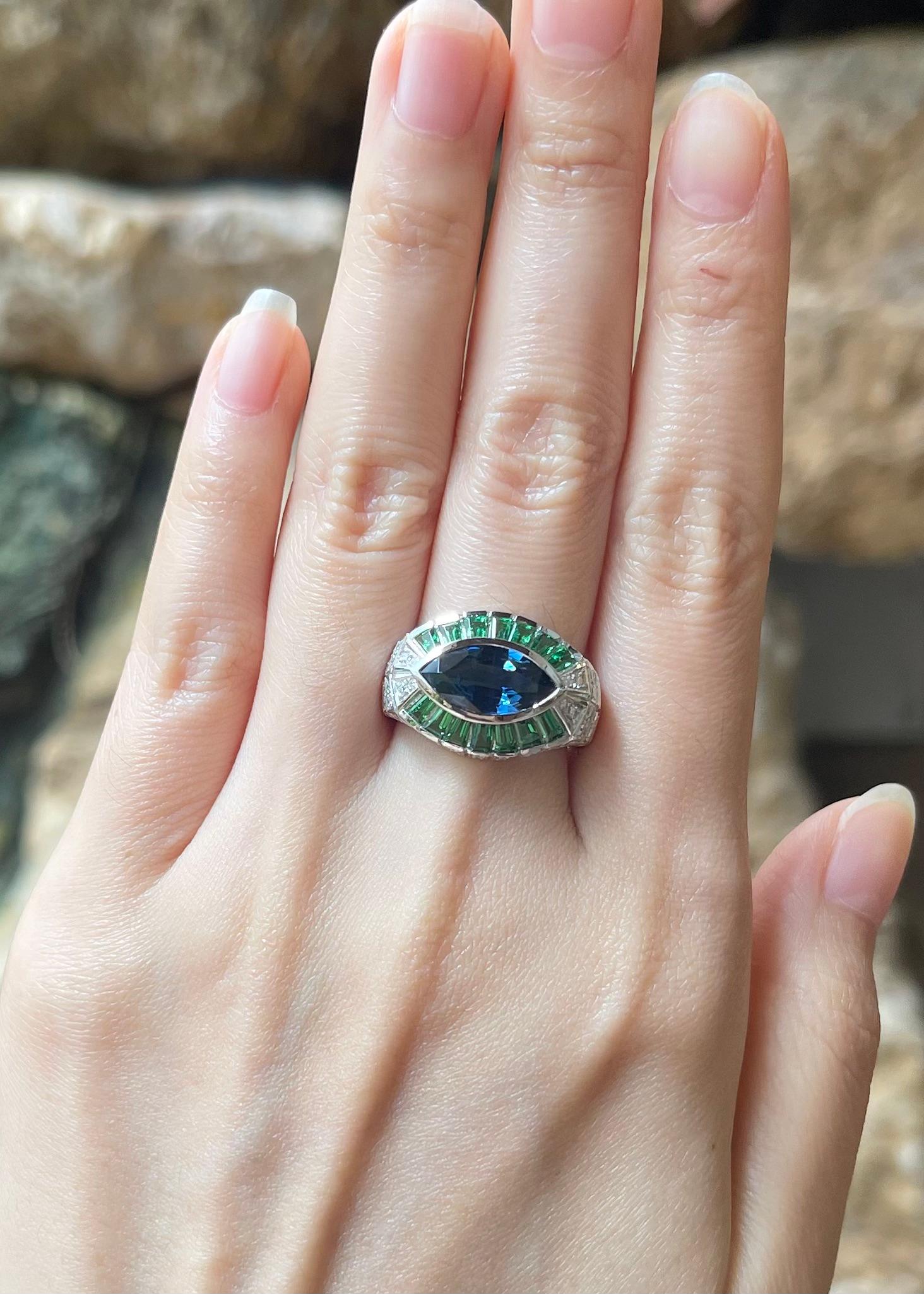 Zaffiro blu da 2,63 carati, Tsavorite da 1,59 carati e Diamante da 0,46 carati in Platino 950

Larghezza:  1.9 cm 
Lunghezza: 1,4 cm
Misura dell'anello: 54
Peso totale: 14,79 grammi


