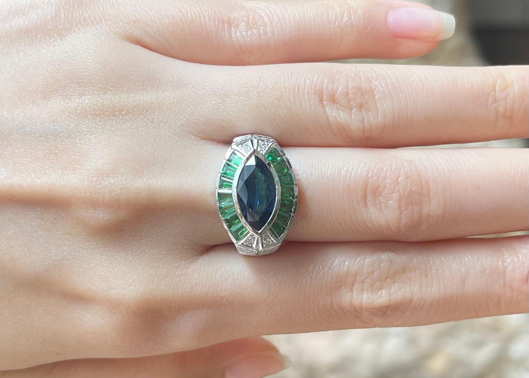 Taglio marquise Anello con zaffiro blu, tsavorite e diamante con montatura in platino 950 in vendita