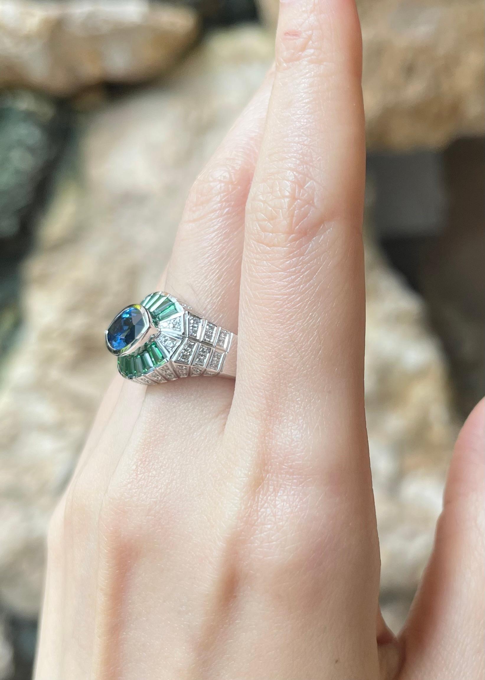 Anello con zaffiro blu, tsavorite e diamante con montatura in platino 950 In condizioni Nuovo in vendita a Bangkok, TH