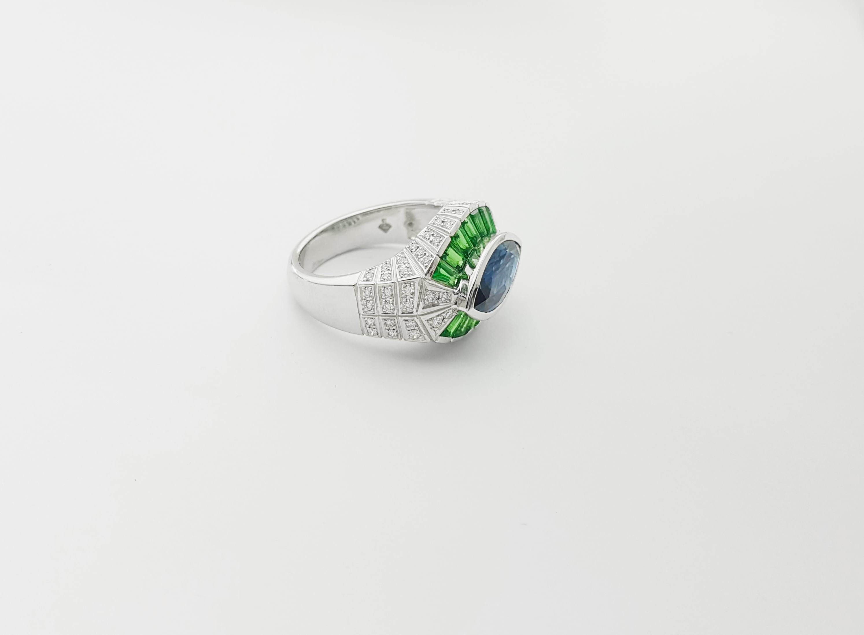 Anello con zaffiro blu, tsavorite e diamante con montatura in platino 950 in vendita 3