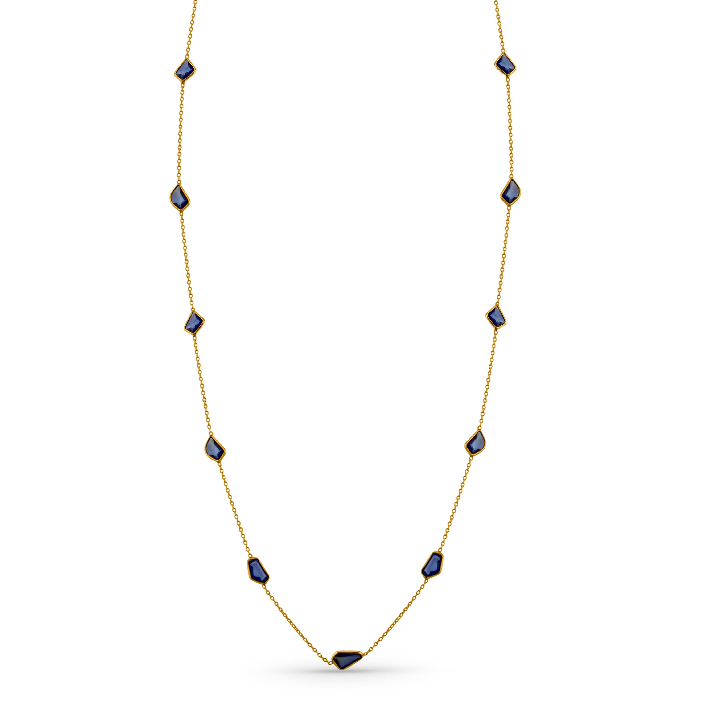 La bellissima collana Tresor presenta 5.36 carati di zaffiro blu. Le collane sono un'ode alla bellezza lussuosa e classica con pietre scintillanti e tonalità femminili. Il loro design contemporaneo e moderno li rende versatili nell'utilizzo. Le