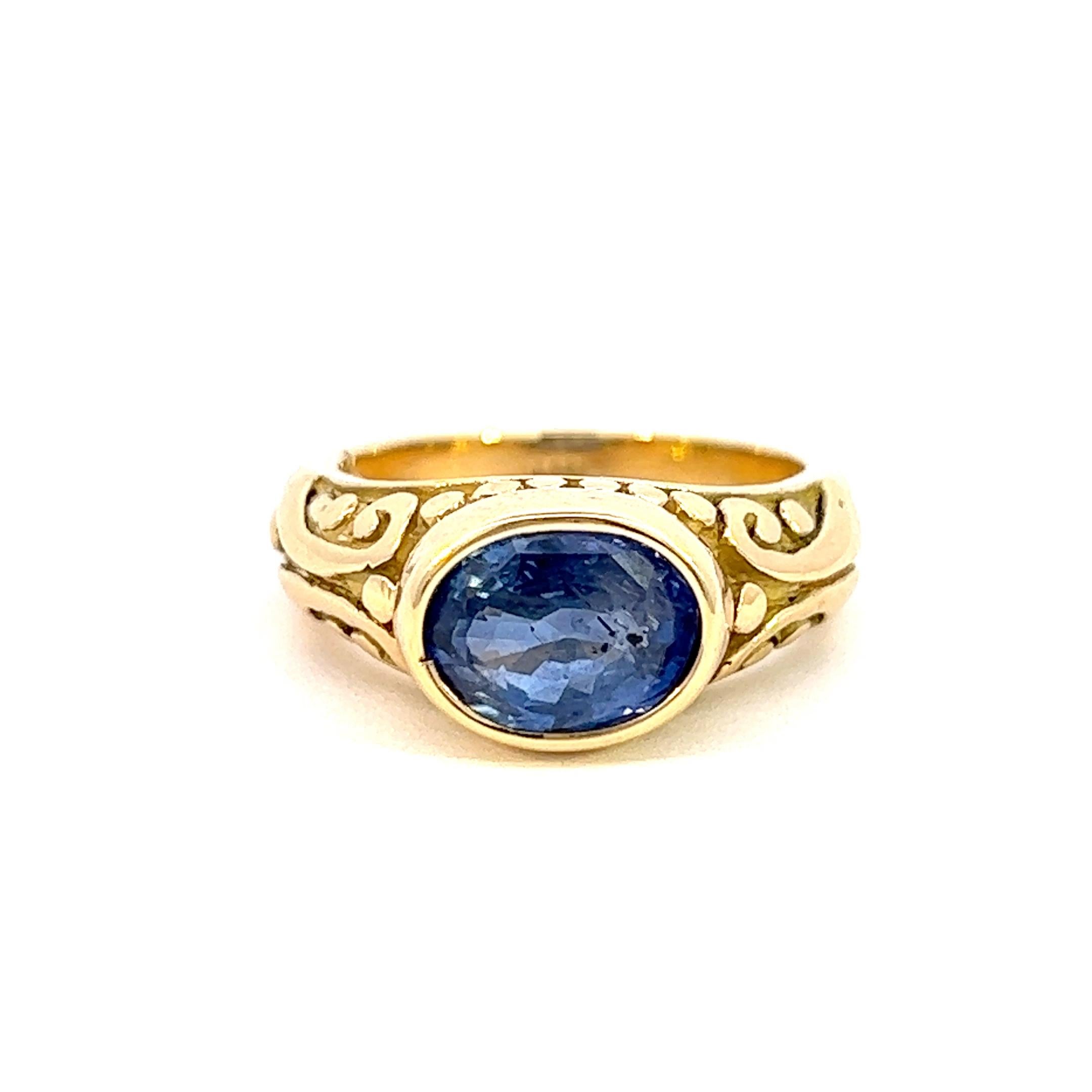 Dieser exquisite Ring aus 18 Karat Gold, der in einer Mülltonne in New York City gefunden wurde, wurde mit einem atemberaubenden blauen Saphir aus Jaipur, Indien, kombiniert. Ein wahrhaft einzigartiges Stück, das in seiner Ästhetik sowohl modern als