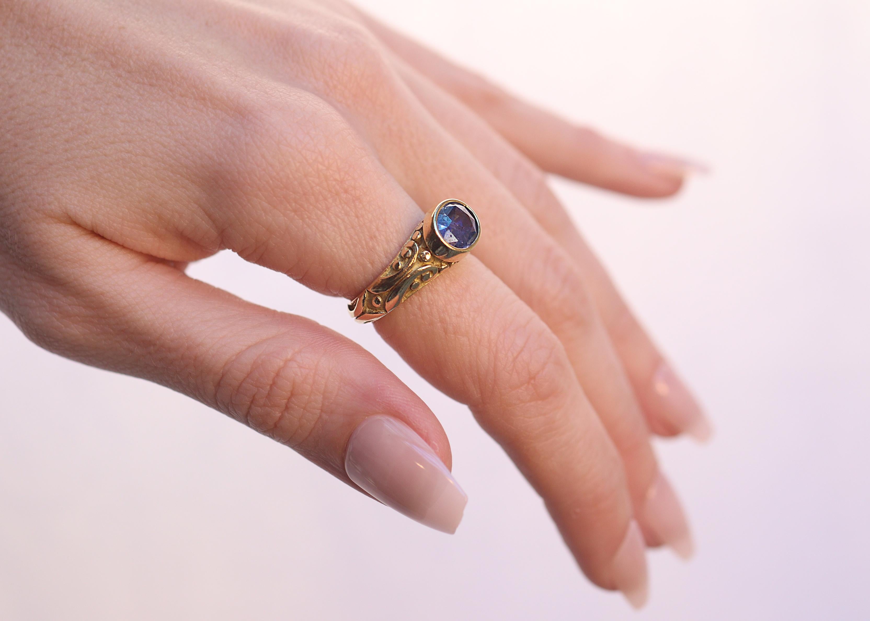 Blue Sapphire Vintage 18k Gold Ring For Sale 1