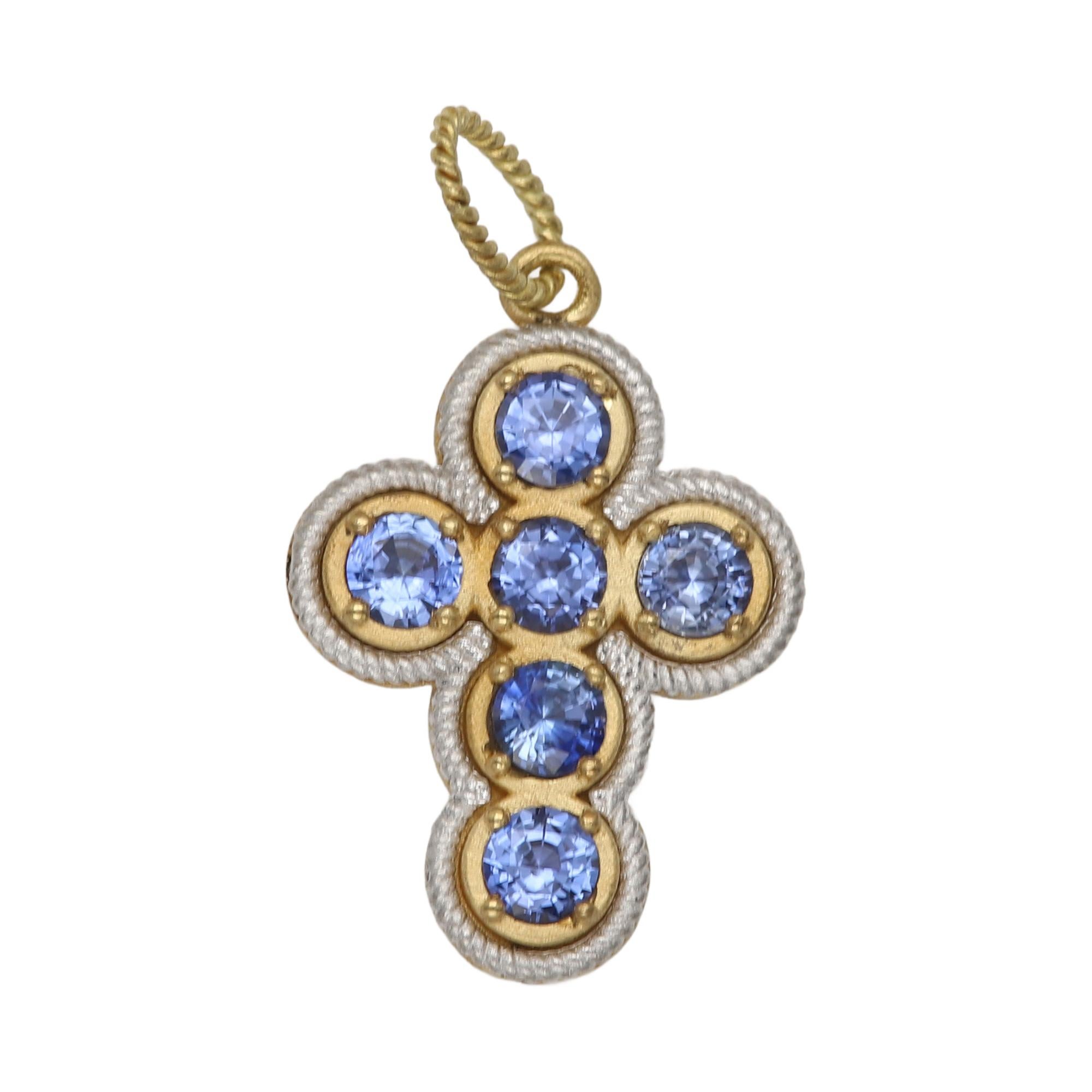 Cruz vintage
nunca utilizado
Combo de oro amarillo y blanco de 18 quilates con un peso aproximado de 5,40 gramos
el oro es auténtico de 18 quilates macizo y de textura mate (no brillante)
Zafiro Azul Natural de muy alta calidad AAA
Color azul