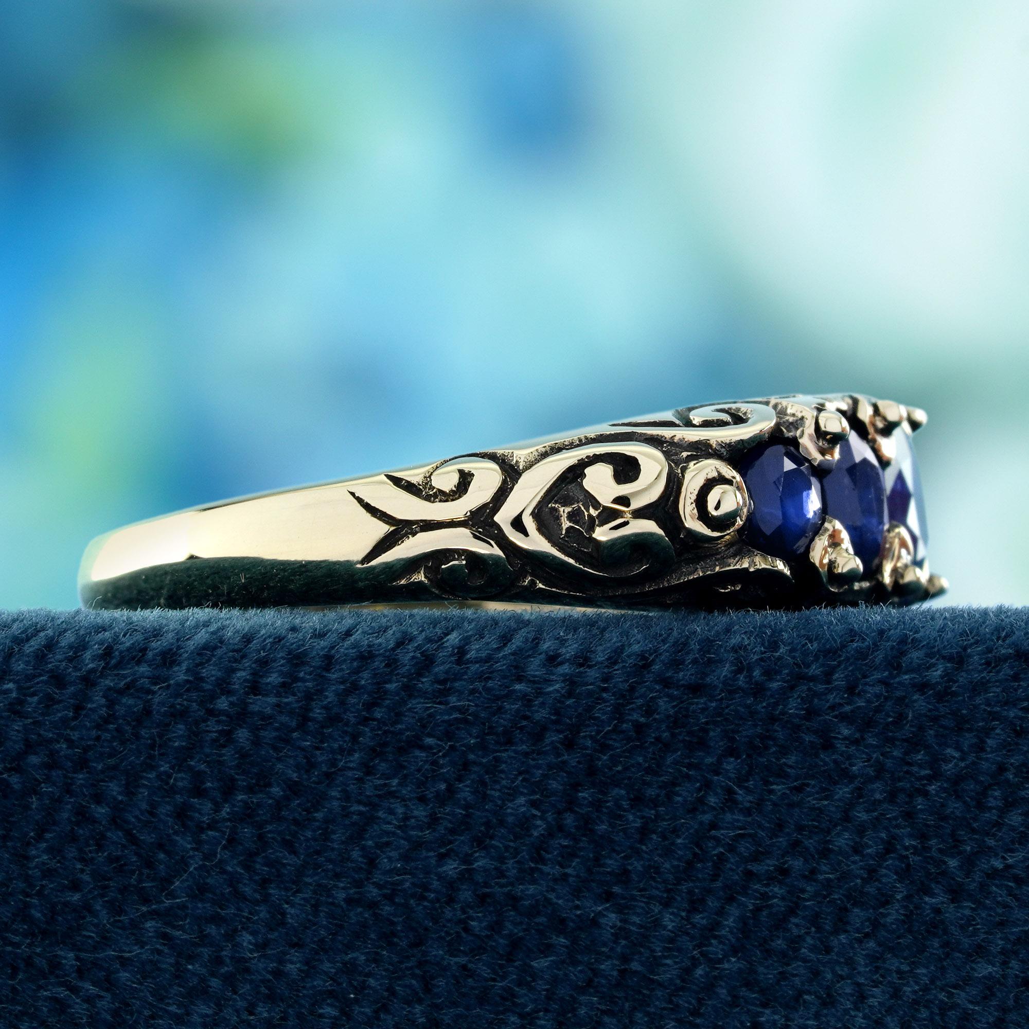 Taille ovale Bleu  Saphir Style Vintage Cinq Pierres  Bague en or jaune 9K massif en vente