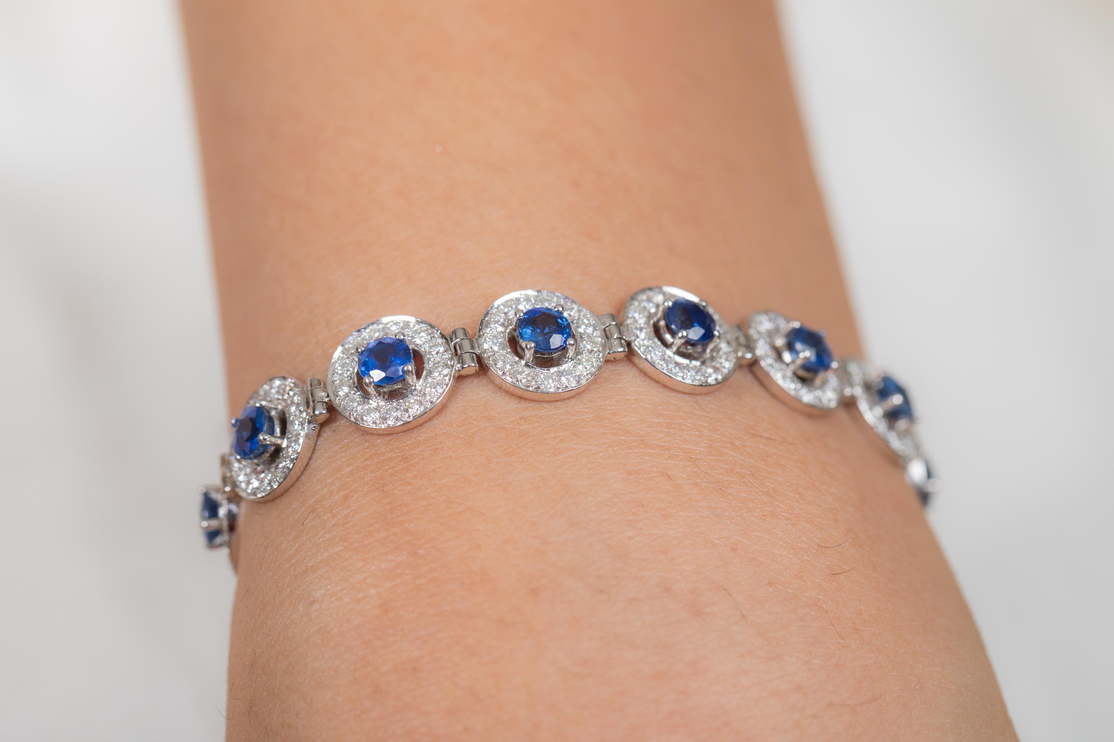 Bracelet en saphir bleu et diamant en or 18K. Il est doté d'une pierre précieuse de taille ronde parfaite qui vous permettra de vous distinguer en toute occasion ou lors d'un événement.
Un bracelet de tennis est un bijou essentiel pour le jour de