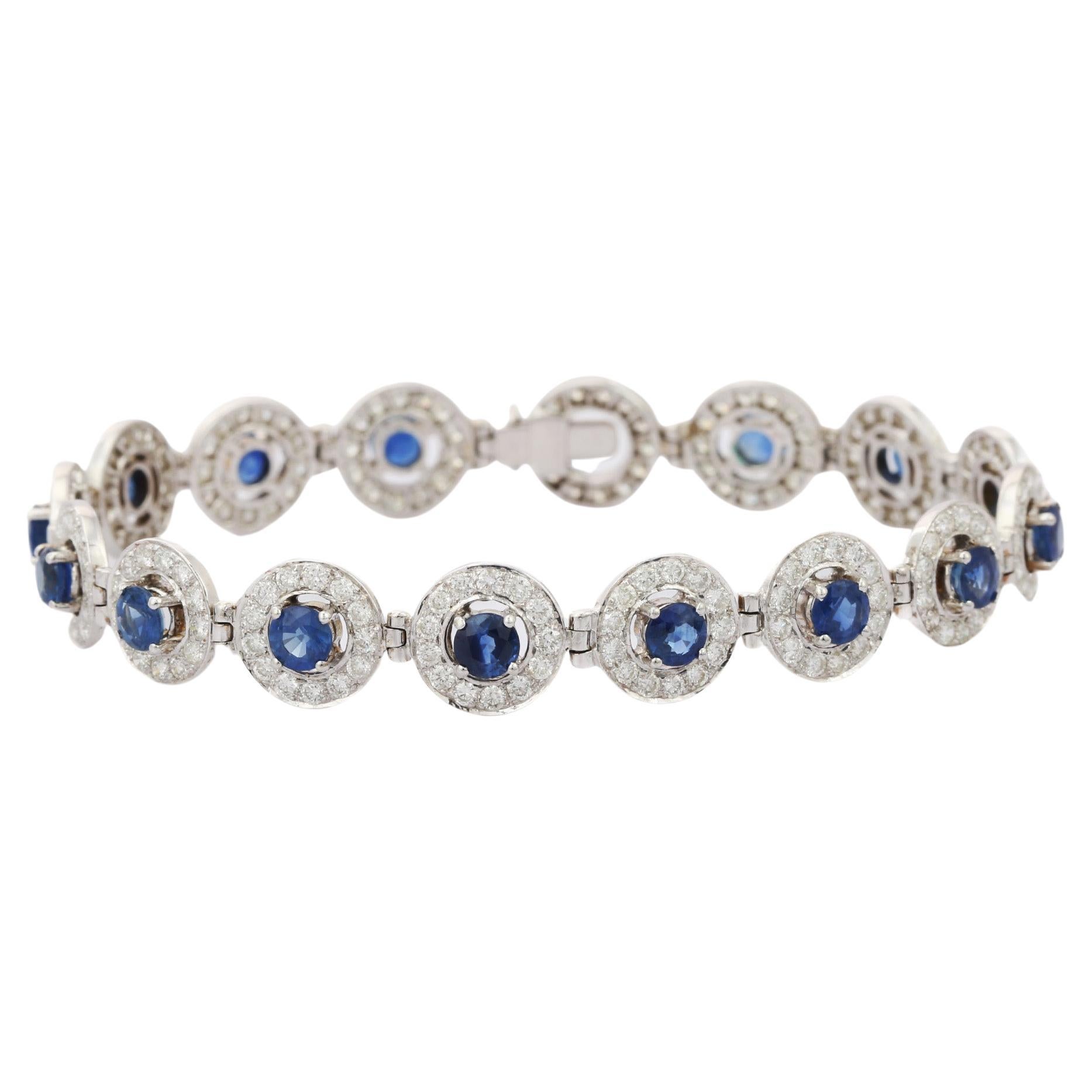 Bracelet de mariage en or blanc 18 carats avec saphirs bleus et halo de diamants  en vente