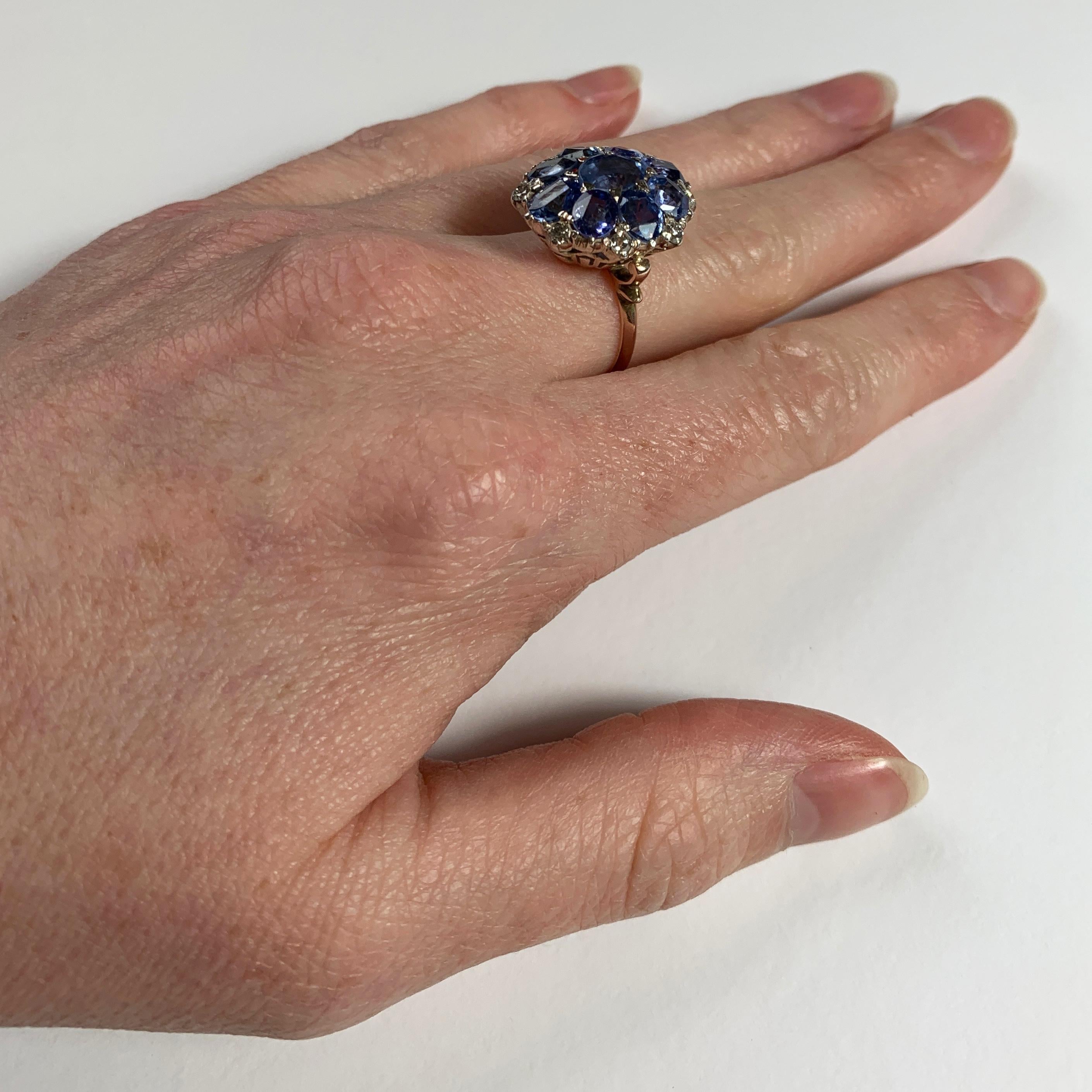 Taille ovale Bague en or 18 carats avec grappe de saphirs bleus et diamants blancs en vente