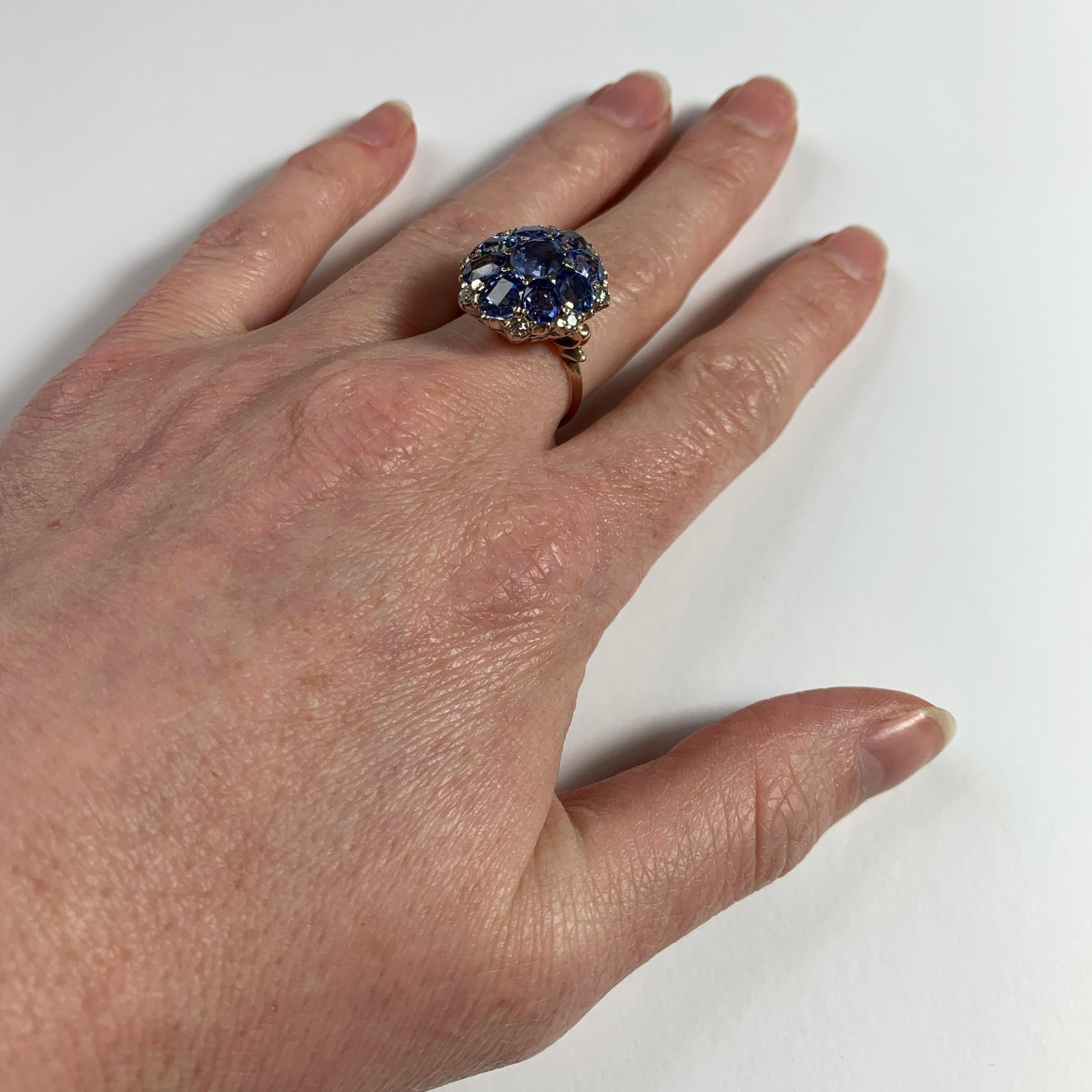 Blue Sapphire White Diamond 18 Karat Gold Cluster Ring In Good Condition For Sale In London, GB