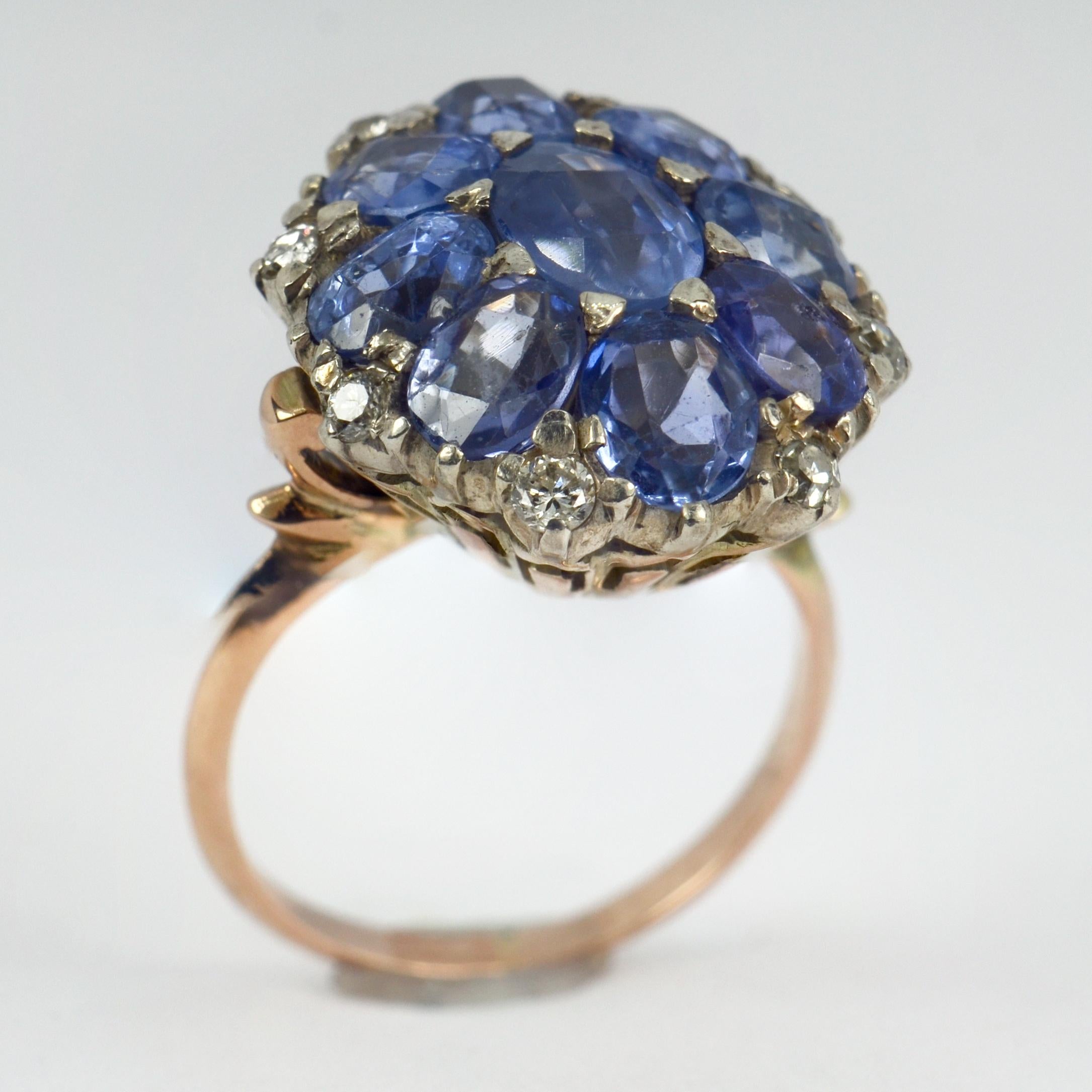 Bague en or 18 carats avec grappe de saphirs bleus et diamants blancs en vente 1