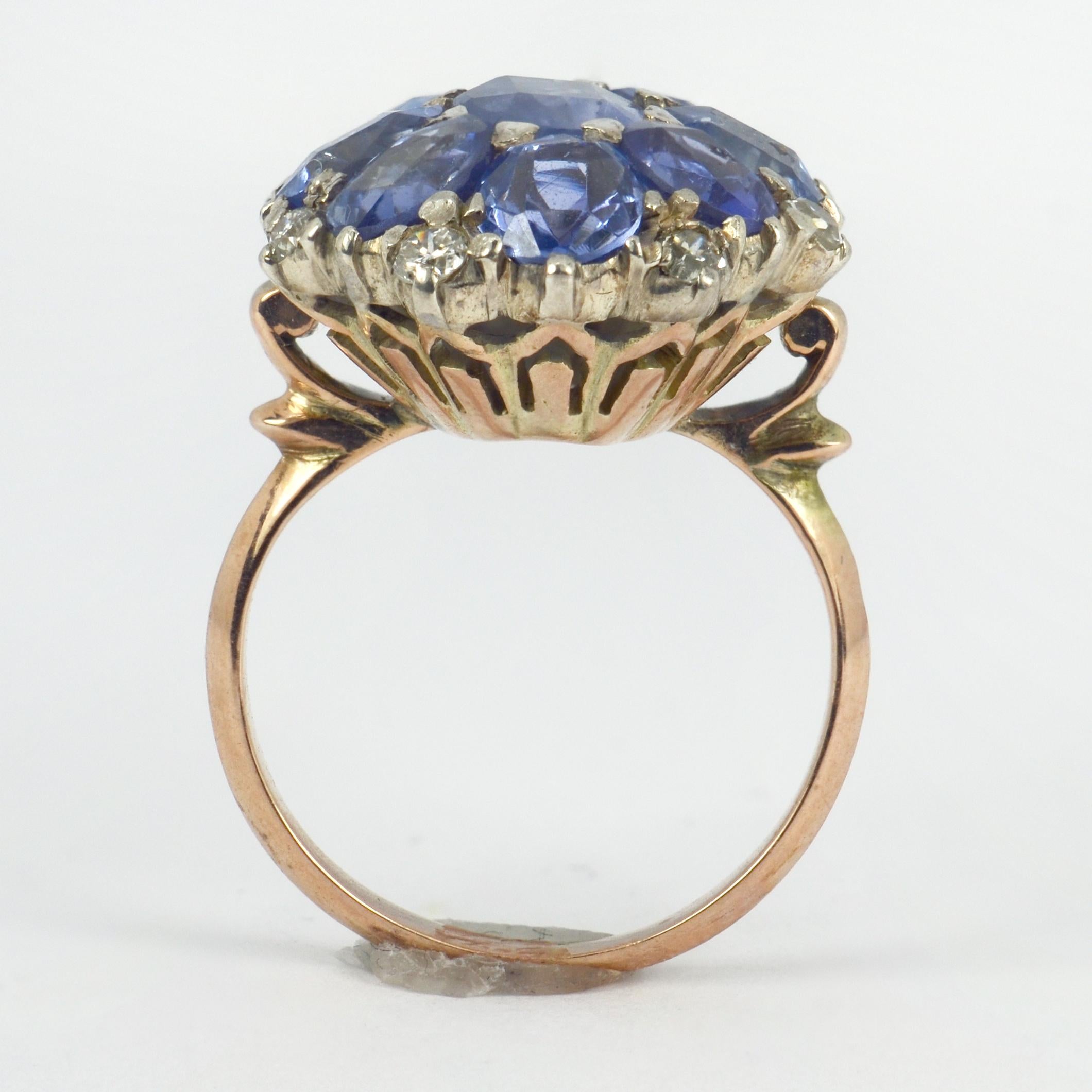 Bague en or 18 carats avec grappe de saphirs bleus et diamants blancs en vente 4