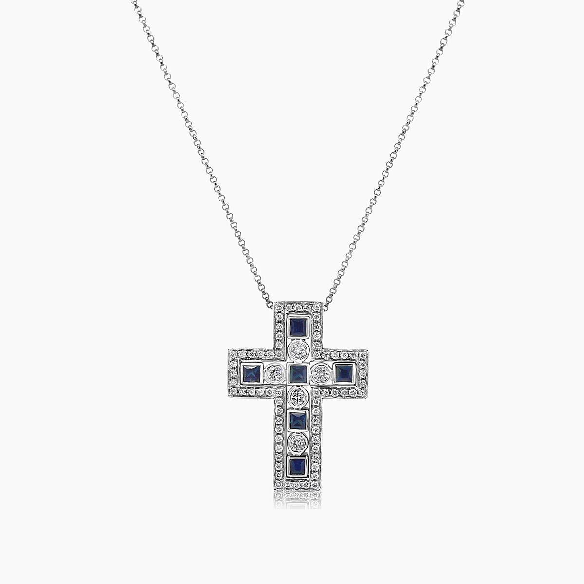 Taglio misto Collana con ciondolo a croce in oro bianco 18 carati con zaffiro blu e diamanti bianchi in vendita