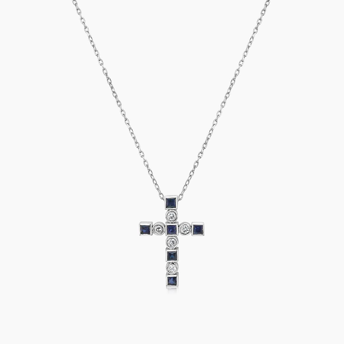 Collana con ciondolo a croce in oro bianco 18 carati con zaffiro blu e diamanti bianchi In condizioni Nuovo in vendita a Oakton, VA