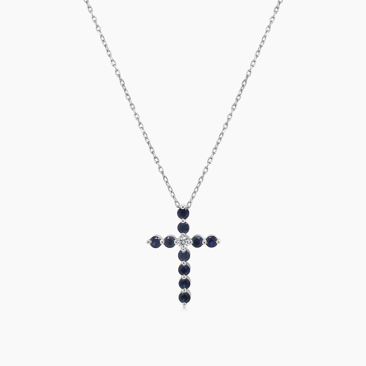 Collana con ciondolo a croce in oro bianco 18 carati con zaffiro blu e diamanti bianchi In condizioni Nuovo in vendita a Oakton, VA