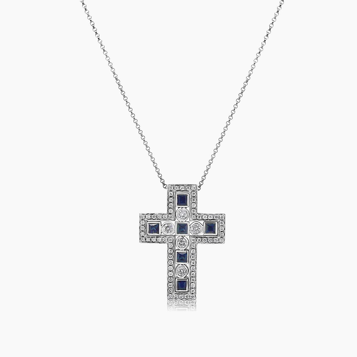 Collana con ciondolo a croce in oro bianco 18 carati con zaffiro blu e diamanti bianchi In condizioni Nuovo in vendita a Oakton, VA