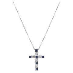 Collana con ciondolo a croce in oro bianco 18 carati con zaffiro blu e diamanti bianchi