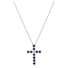 Collana con ciondolo a croce in oro bianco 18 carati con zaffiro blu e diamanti bianchi