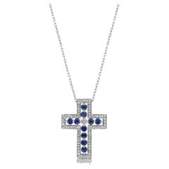 Collana con ciondolo a croce in oro bianco 18 carati con zaffiro blu e diamanti bianchi