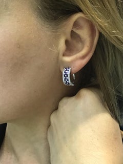 Orecchini a leva in oro bianco con combinazione classica di diamanti bianchi e zaffiri blu