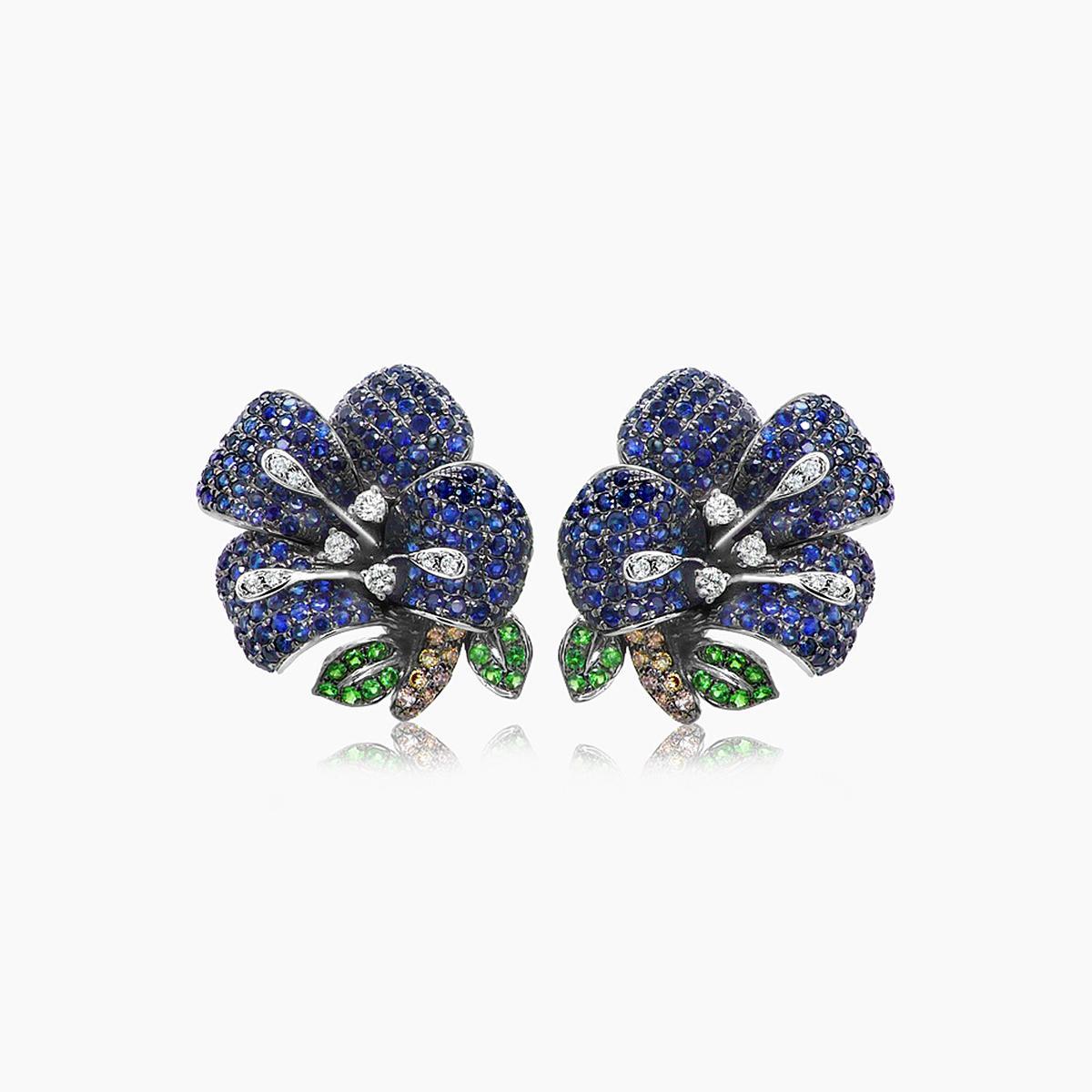 Taglio misto Orecchini in oro bianco con zaffiro blu, diamante bianco e granato verde, con fiore di giglio in vendita