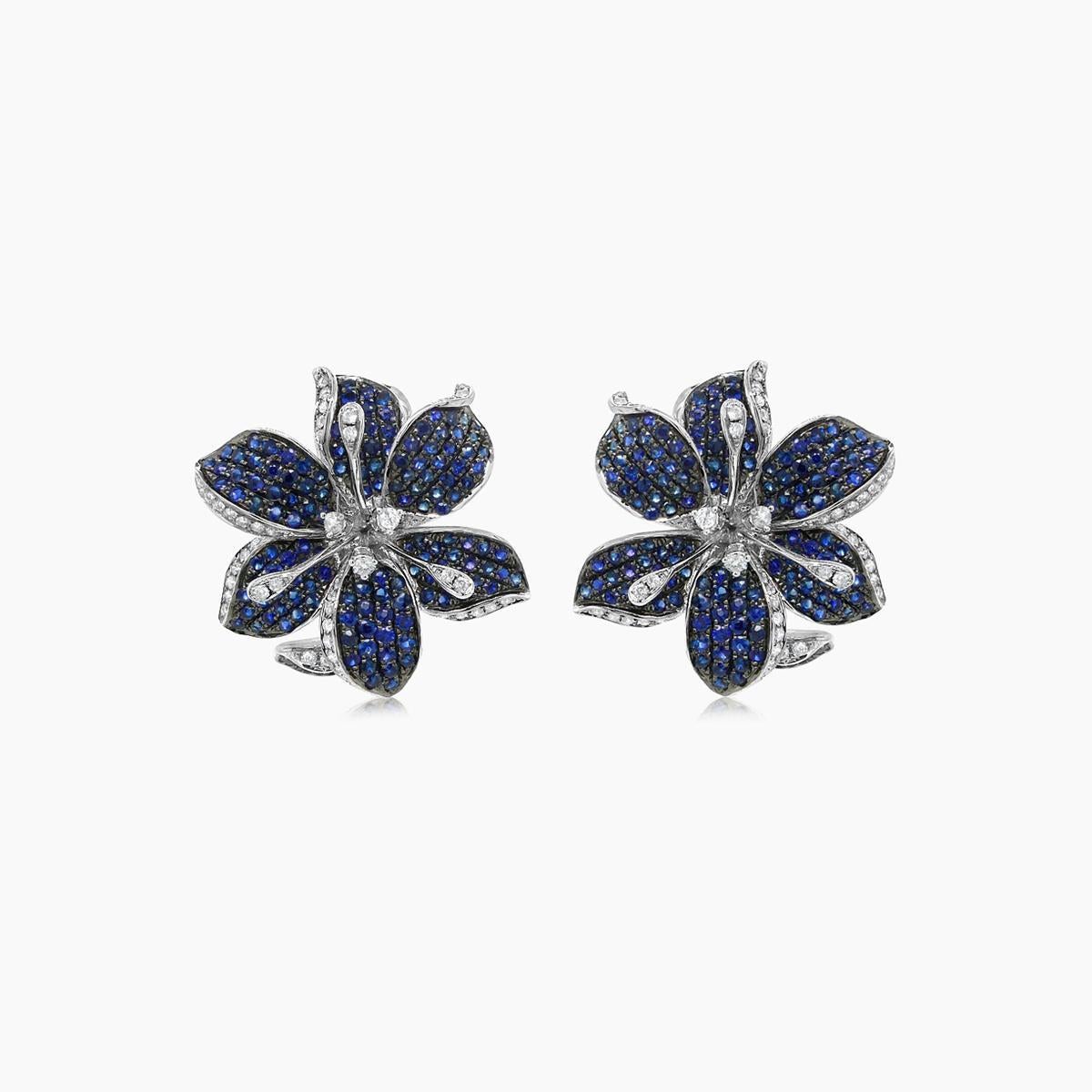 Taglio misto Orecchini in oro bianco con zaffiro blu, diamante bianco e granato verde, con fiore di giglio in vendita