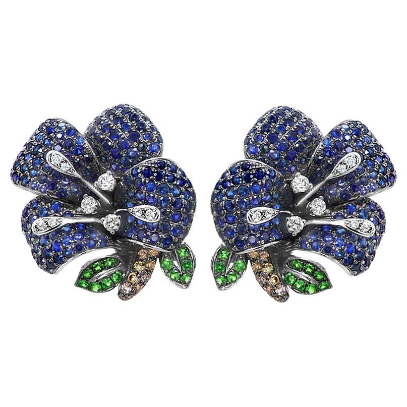 Orecchini in oro bianco con zaffiro blu, diamante bianco e granato verde, con fiore di giglio