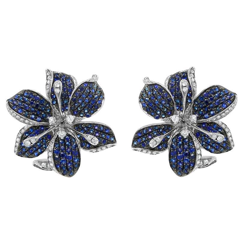 Orecchini in oro bianco con zaffiro blu, diamante bianco e granato verde, con fiore di giglio in vendita