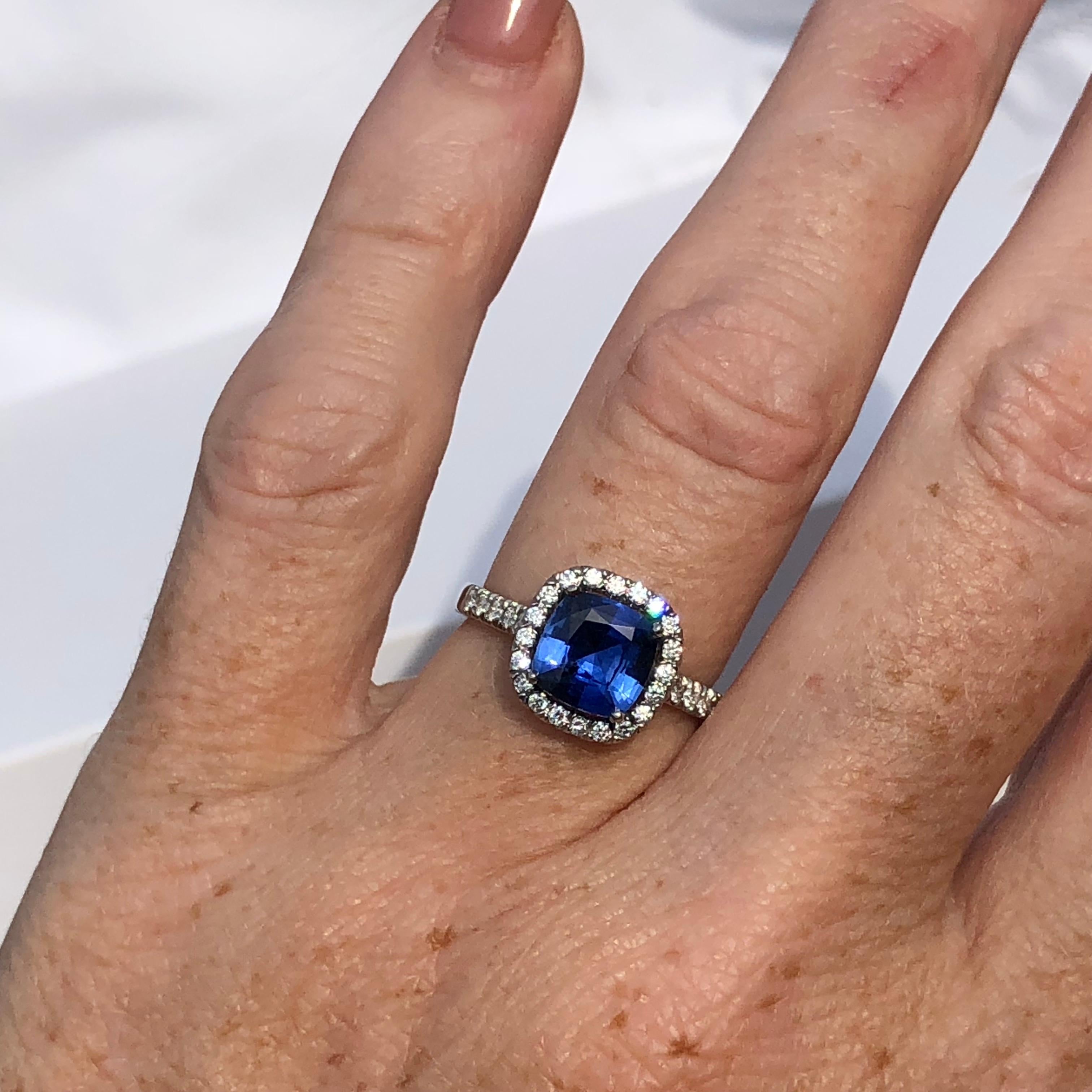 Blue Sapphire White Diamond Platinum Engagement Round Brilliant Cut Halo Ring In New Condition In London, GB