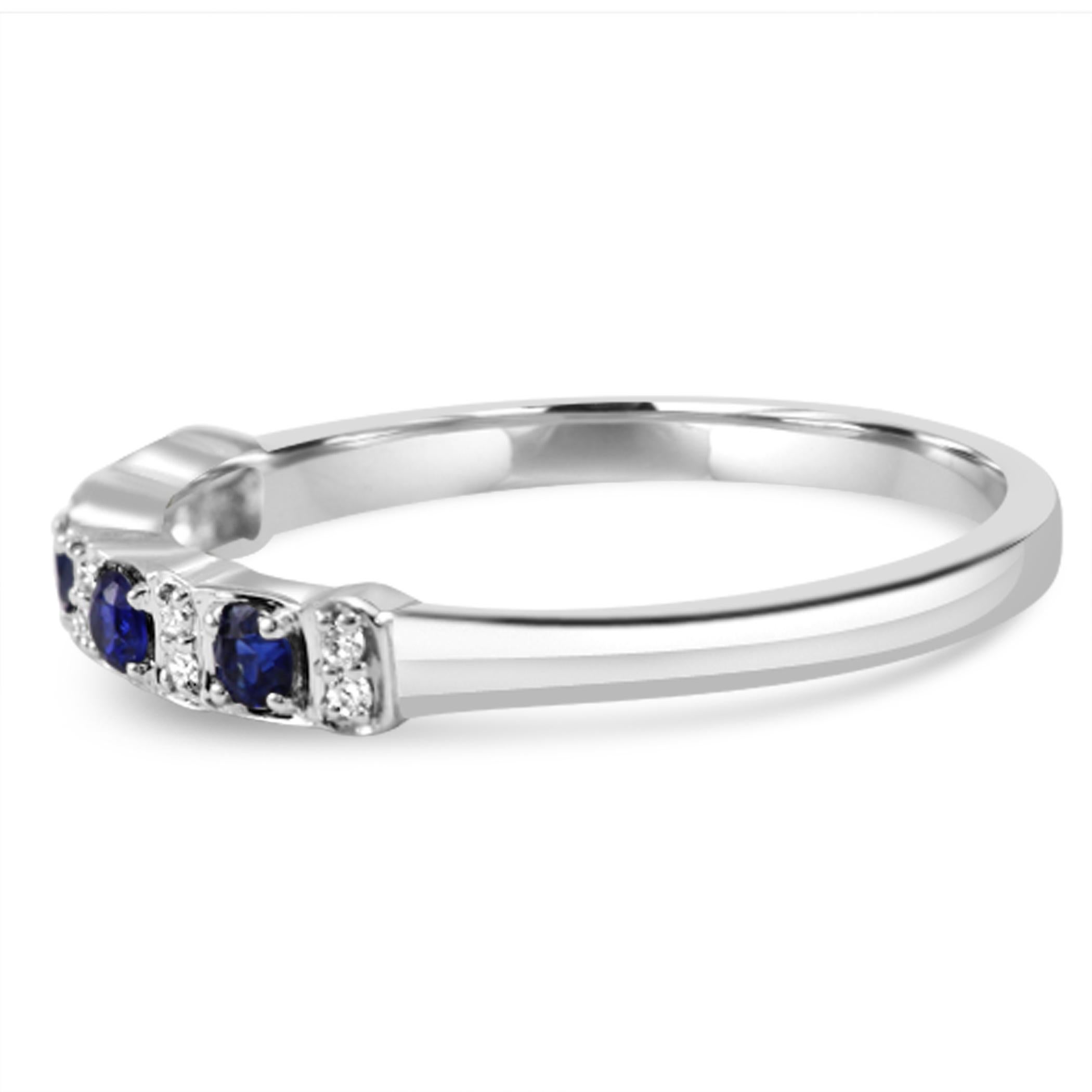 En vente :  Bague de fiançailles à la mode en or blanc 18 carats avec saphir bleu et diamant blanc rond 3