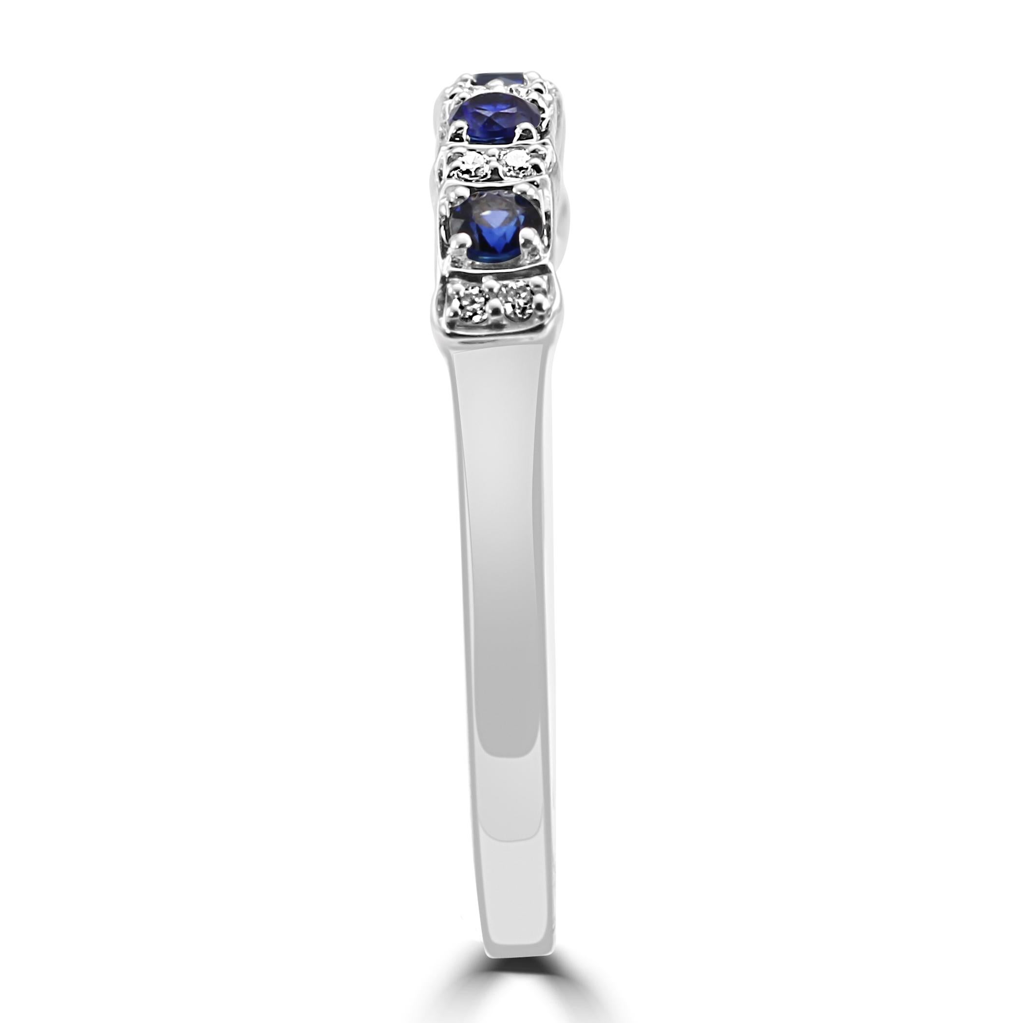 En vente :  Bague de fiançailles à la mode en or blanc 18 carats avec saphir bleu et diamant blanc rond 5