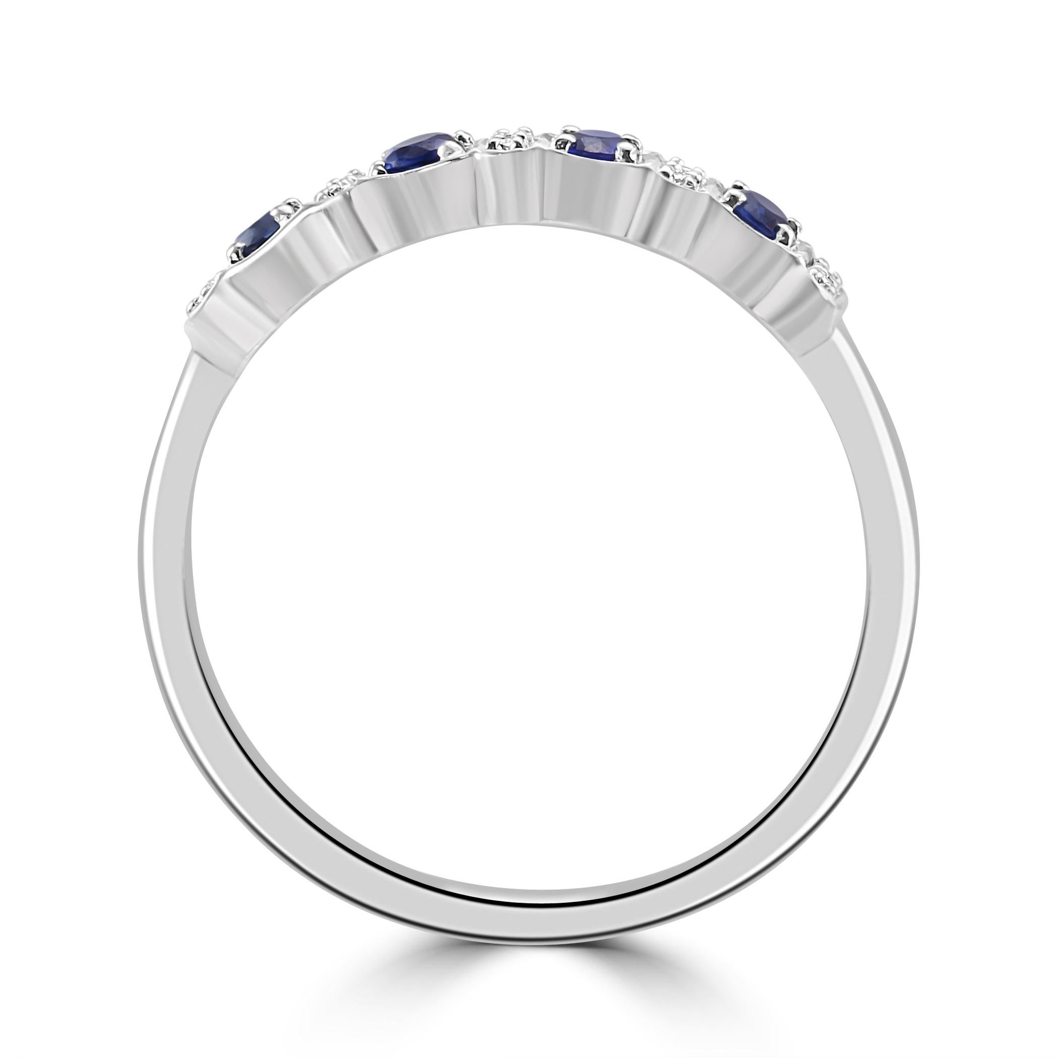 En vente :  Bague de fiançailles à la mode en or blanc 18 carats avec saphir bleu et diamant blanc rond 6