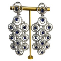 Pendants d'oreilles chandelier en or blanc 18 carats, saphir bleu et diamants blancs