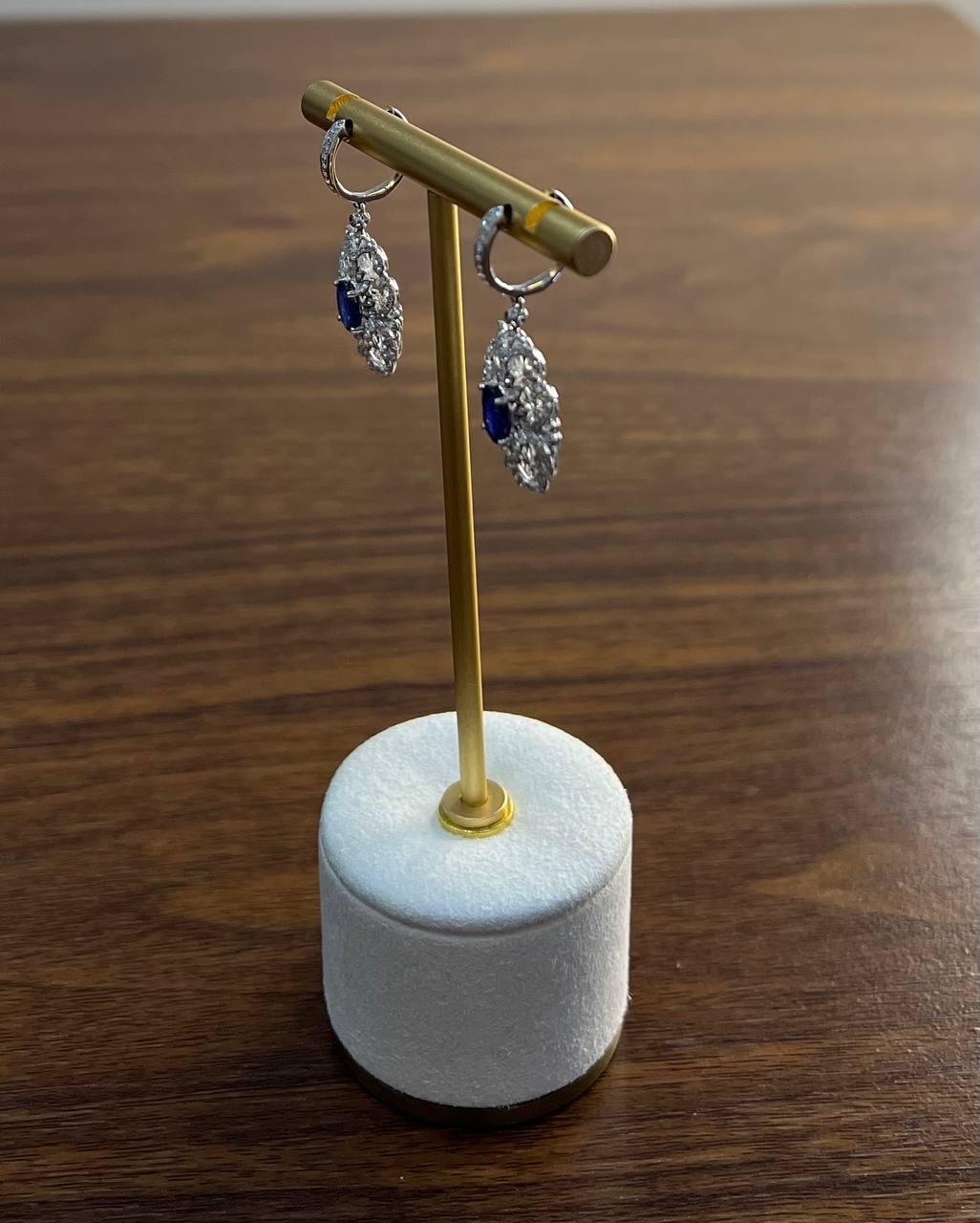Orecchini a pergamena con zaffiro blu e diamanti bianchi, simbolo dell'oro bianco 14K in vendita 5