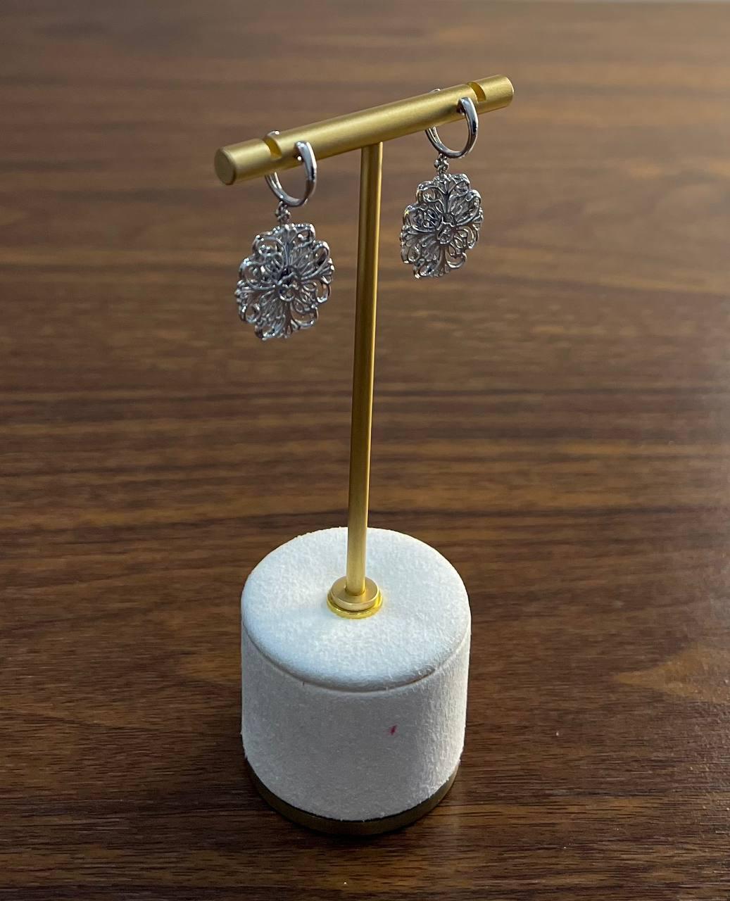 Orecchini a pergamena con zaffiro blu e diamanti bianchi, simbolo dell'oro bianco 14K in vendita 6